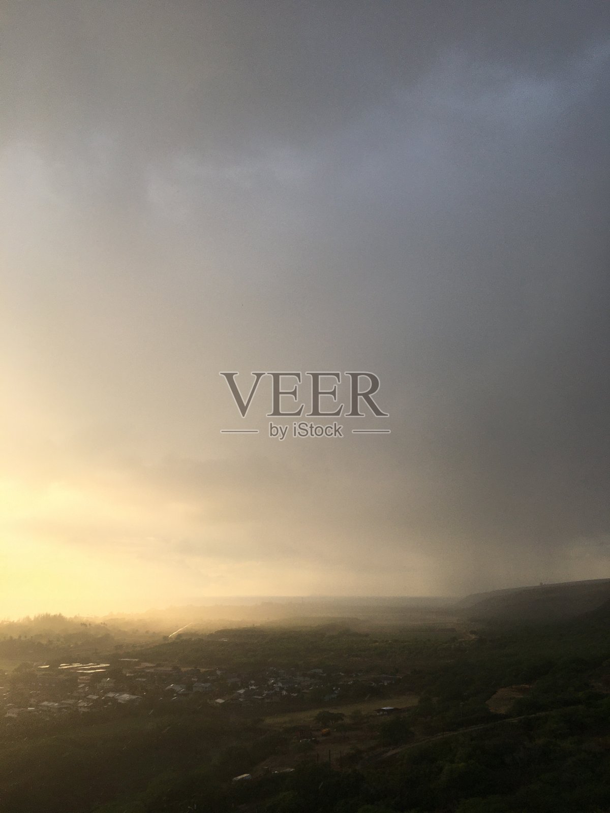 在夏威夷考艾岛的威美亚峡谷的冬季多雨的日落。照片摄影图片