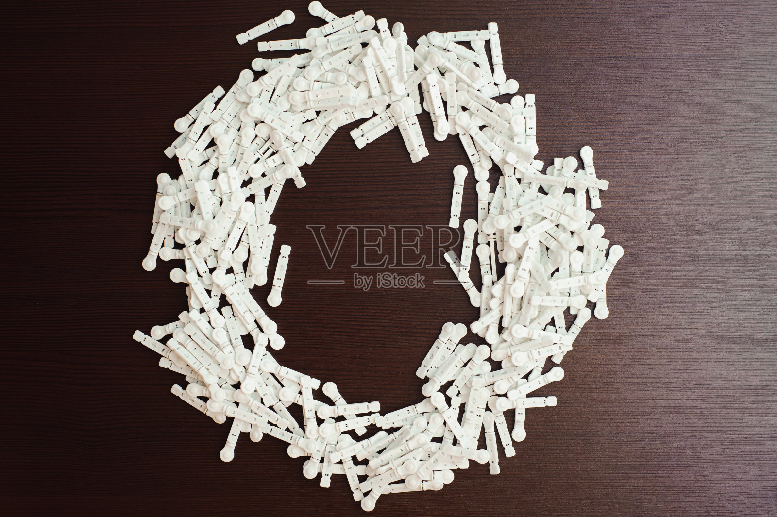 木制背景上的胰岛素笔。照片摄影图片