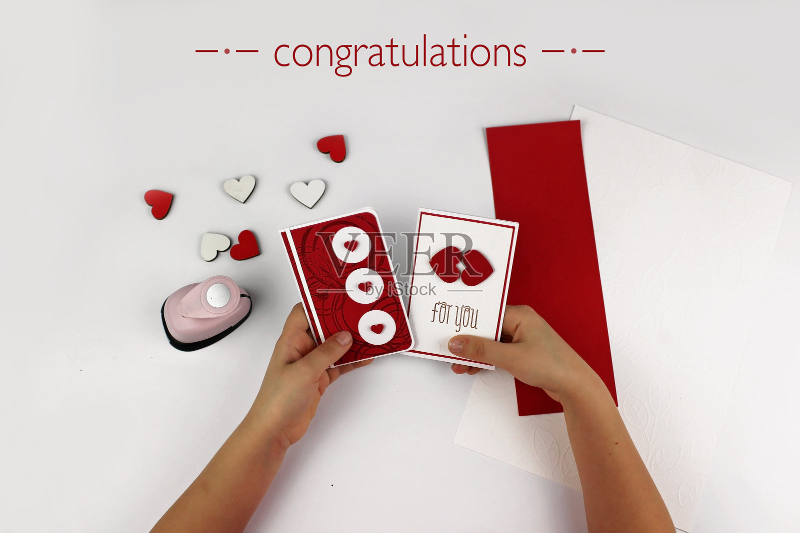 DIY卡片与彩色纸的孩子照片摄影图片