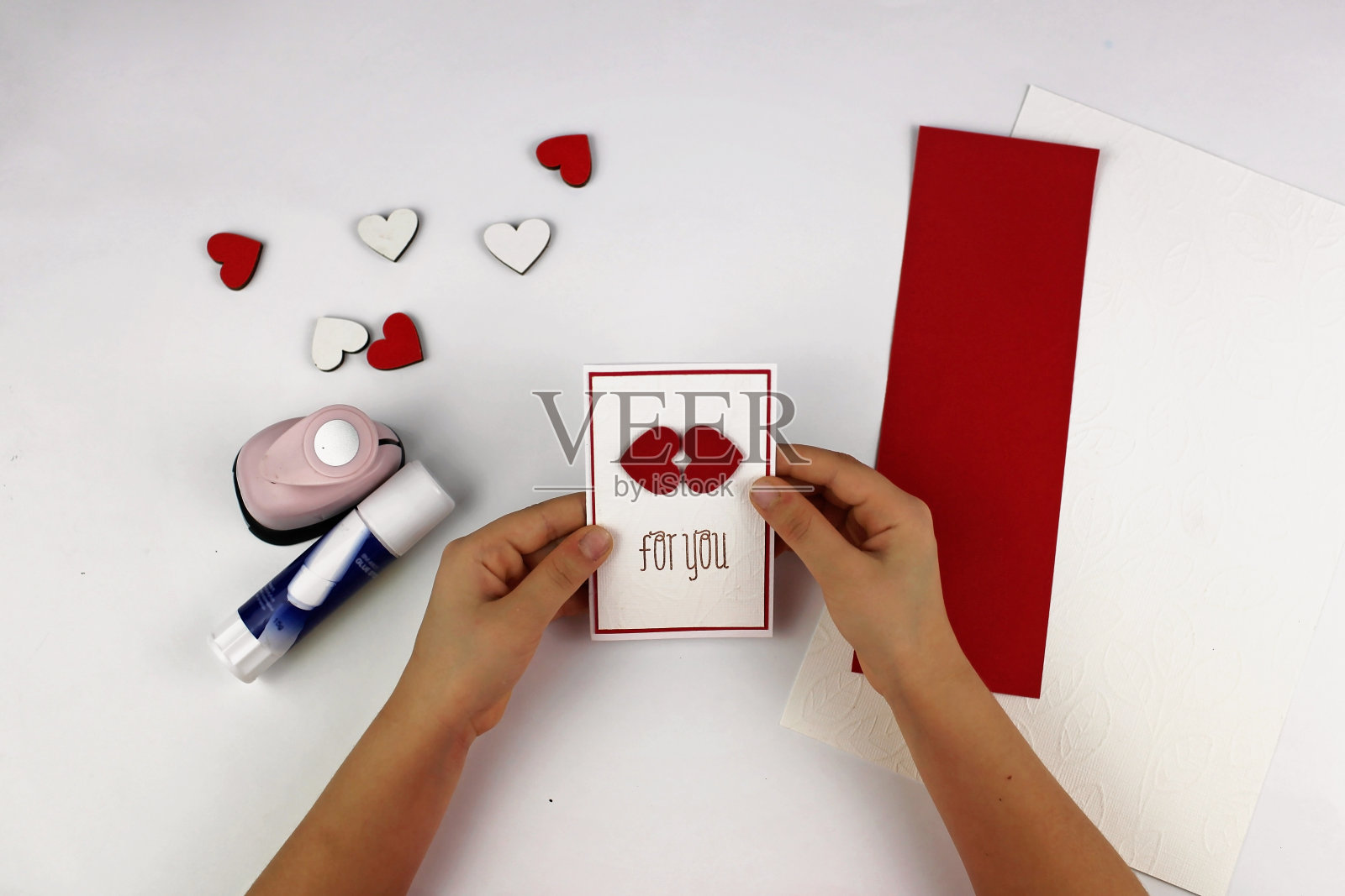 DIY卡片与彩色纸的孩子照片摄影图片