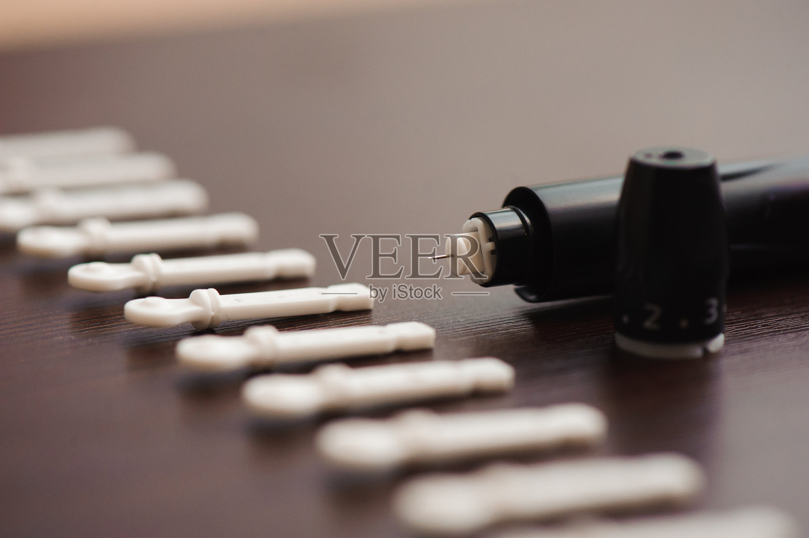 木制背景上的胰岛素笔。照片摄影图片