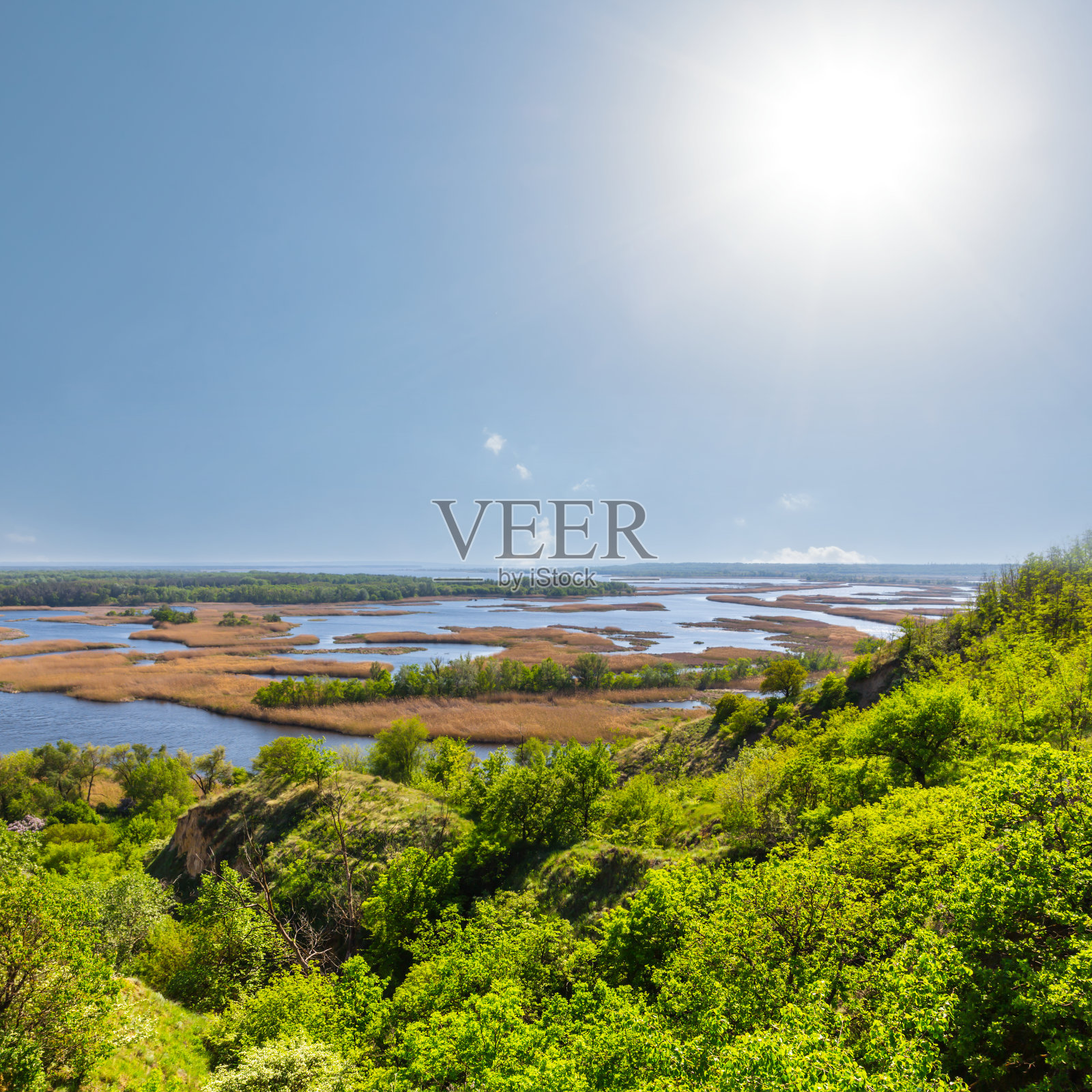 宽阔的河流在炎热的夏天照片摄影图片