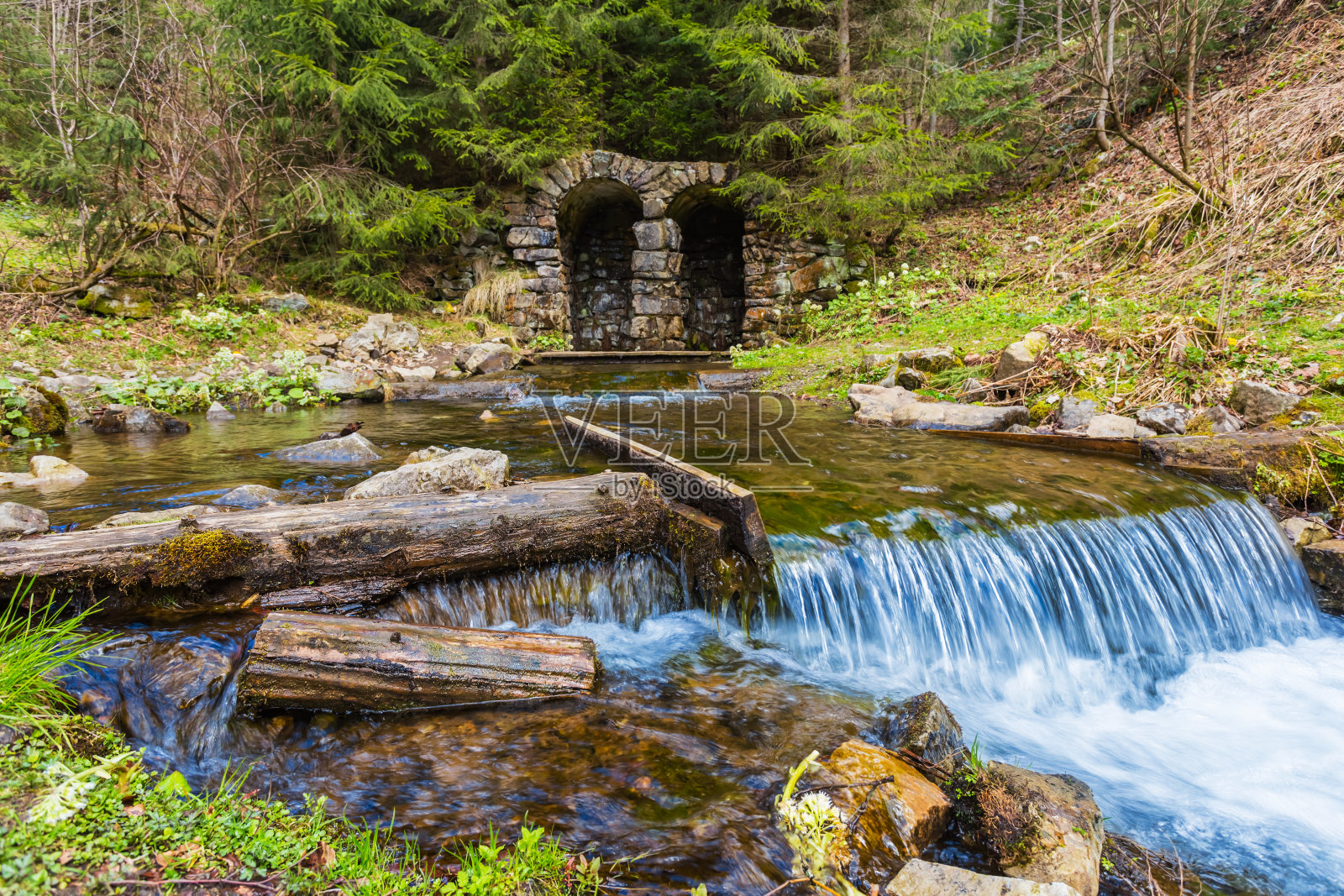峡谷中湍急的河流照片摄影图片