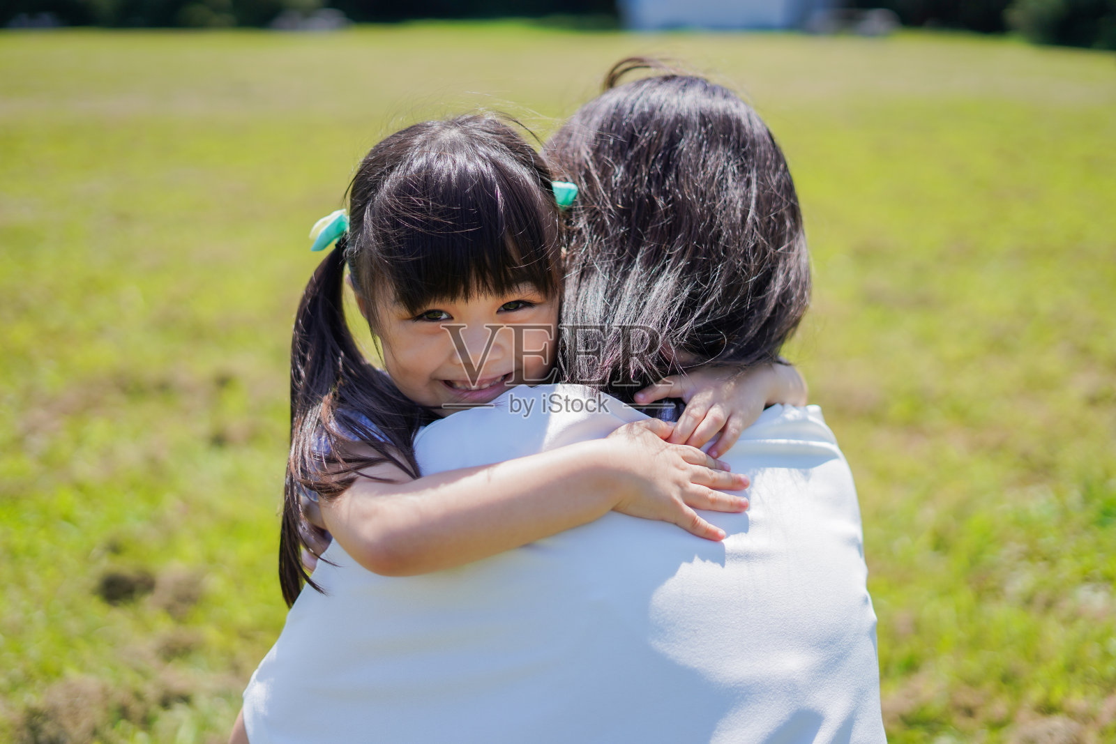 母亲怀里抱着一个小孩照片摄影图片