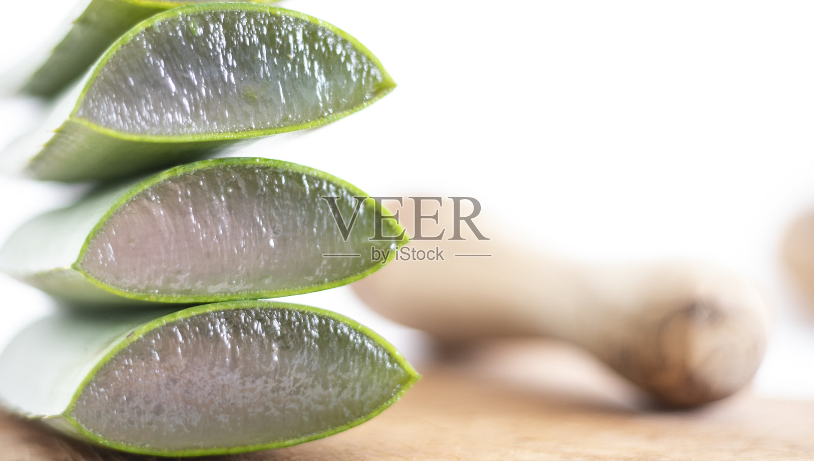 芦荟叶与凝胶滴照片摄影图片