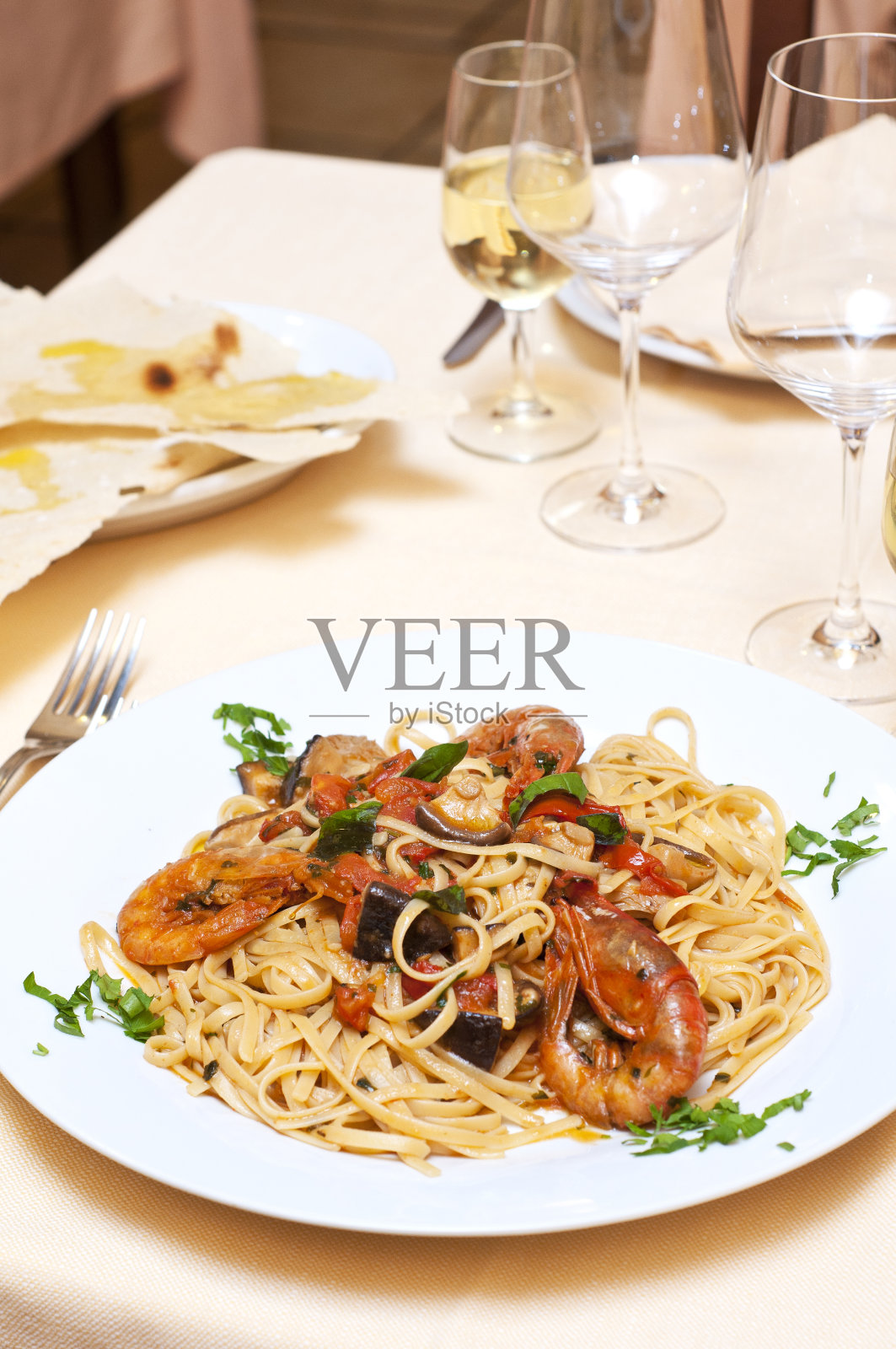 虾和蔬菜的Bavette意大利面照片摄影图片