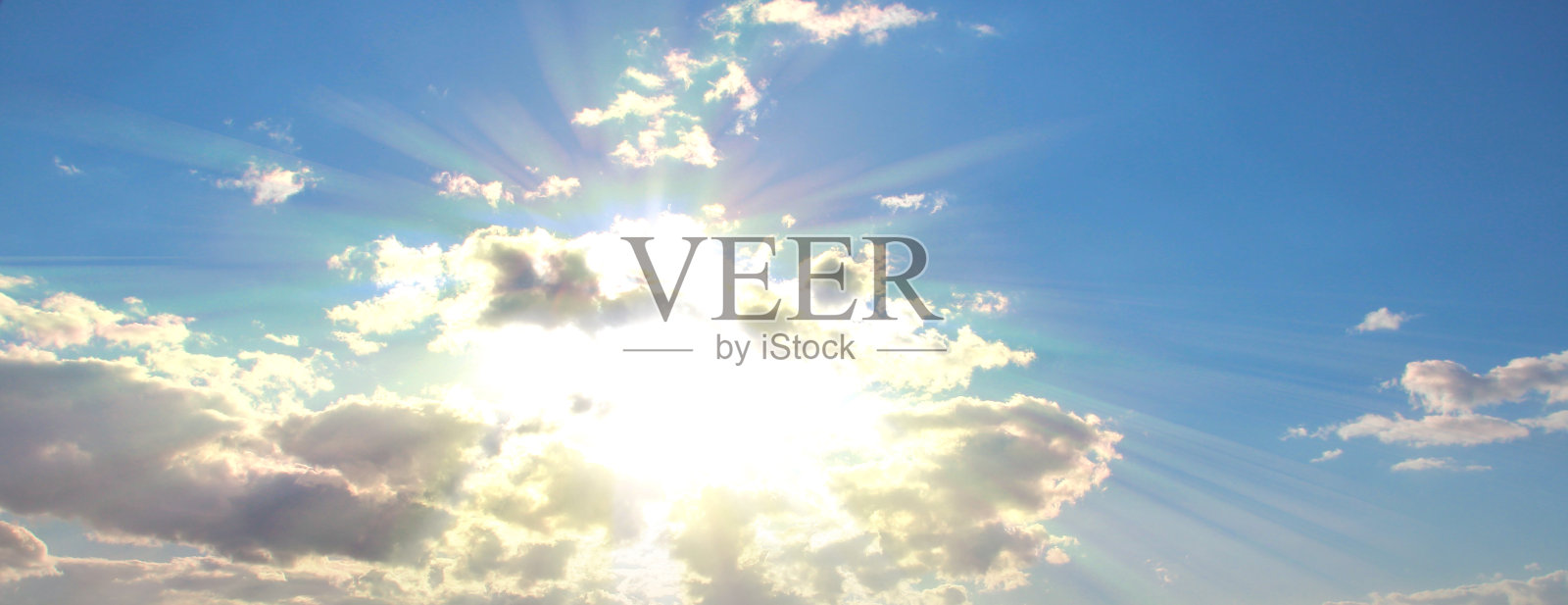 宽幅的旗帜，美丽的天空与灿烂的云彩和太阳眩光。照片摄影图片