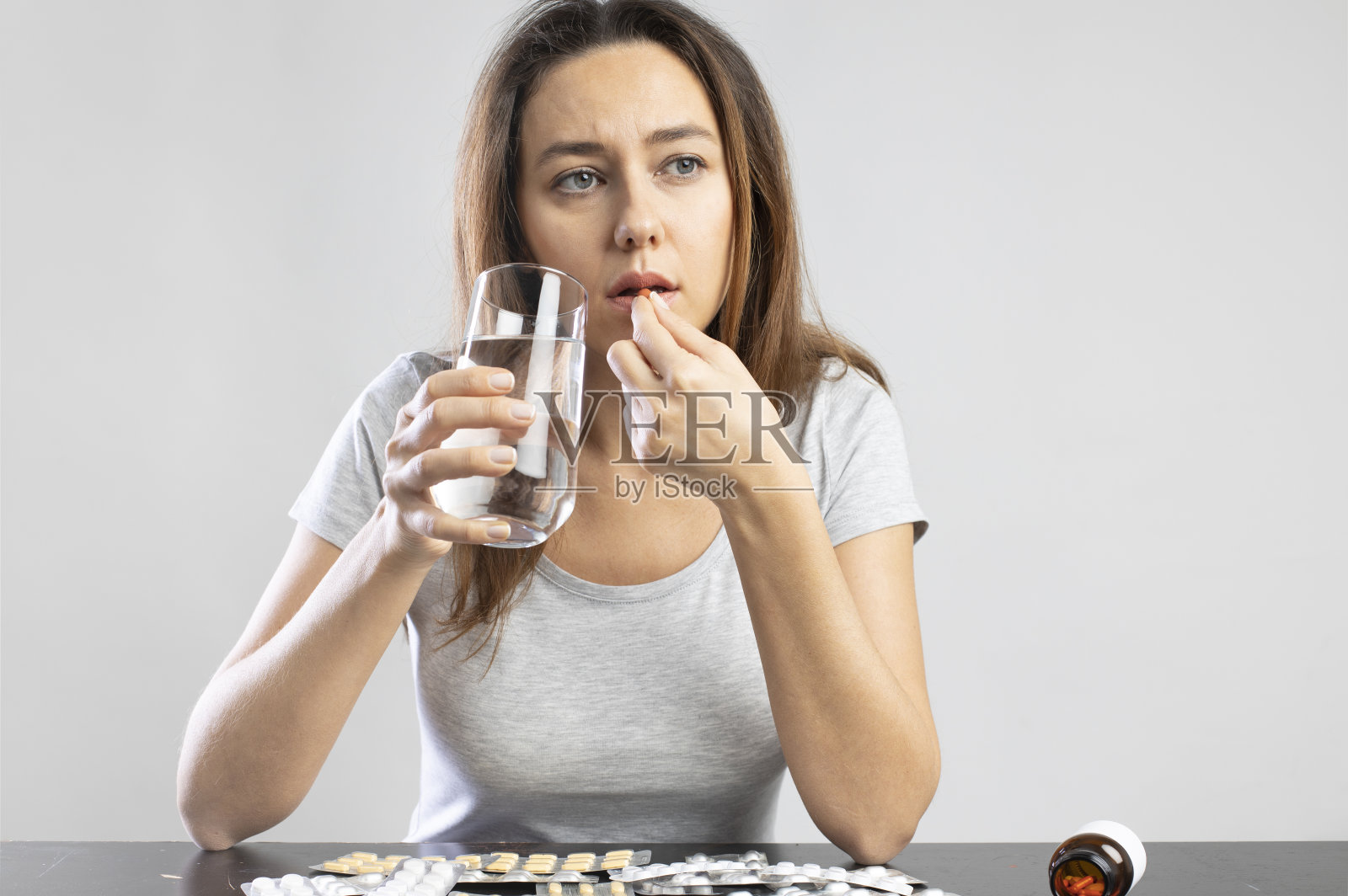 年轻女子吃药照片摄影图片