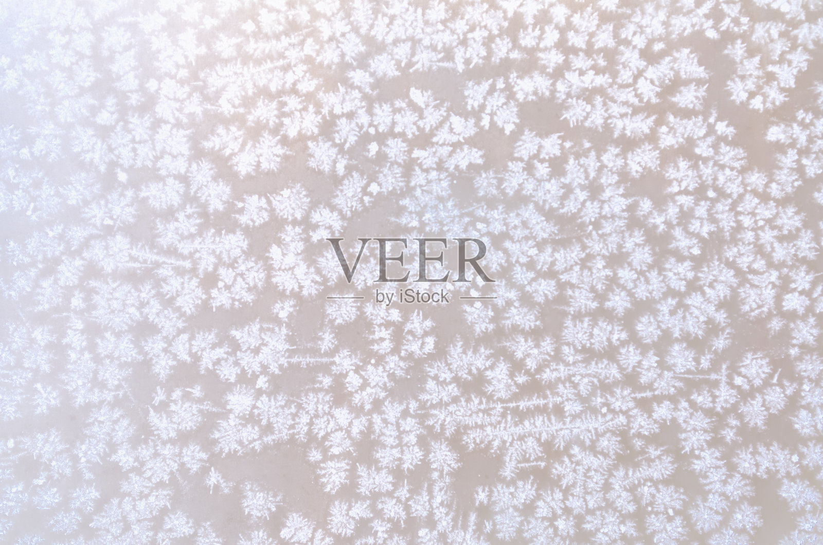 锈迹斑斑的金属板上的雪花接近了。柔焦模糊。冬天的背景。雪纹理。照片摄影图片