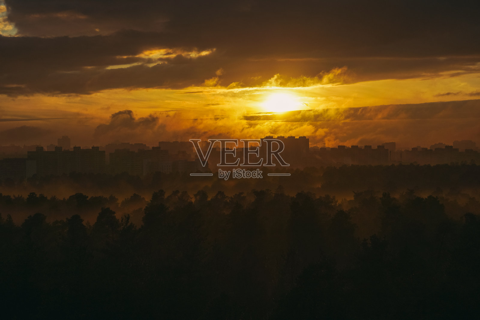 风景。以森林和城市为背景的日落。乌克兰。基辅。照片摄影图片