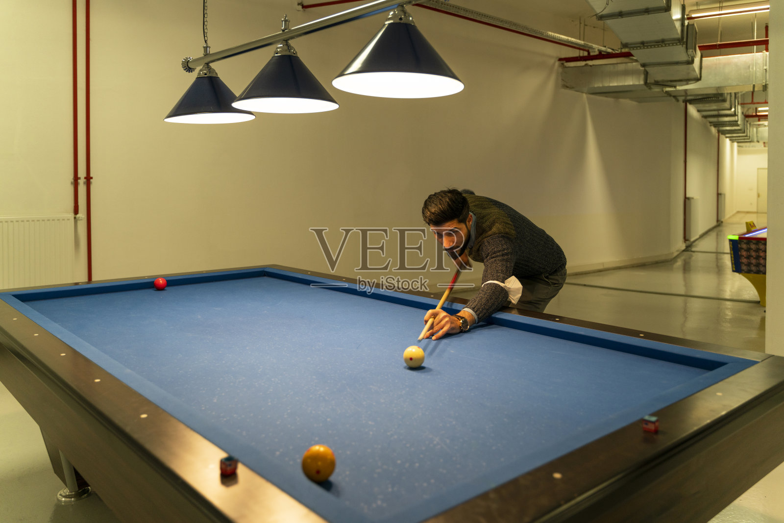 工作人员在办公大楼起居区打台球照片摄影图片