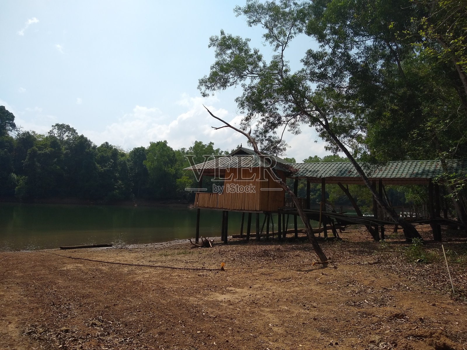 喀拉拉邦Thiruvananthapuram, Kotoor生态旅游，河岸上的小茅屋照片摄影图片