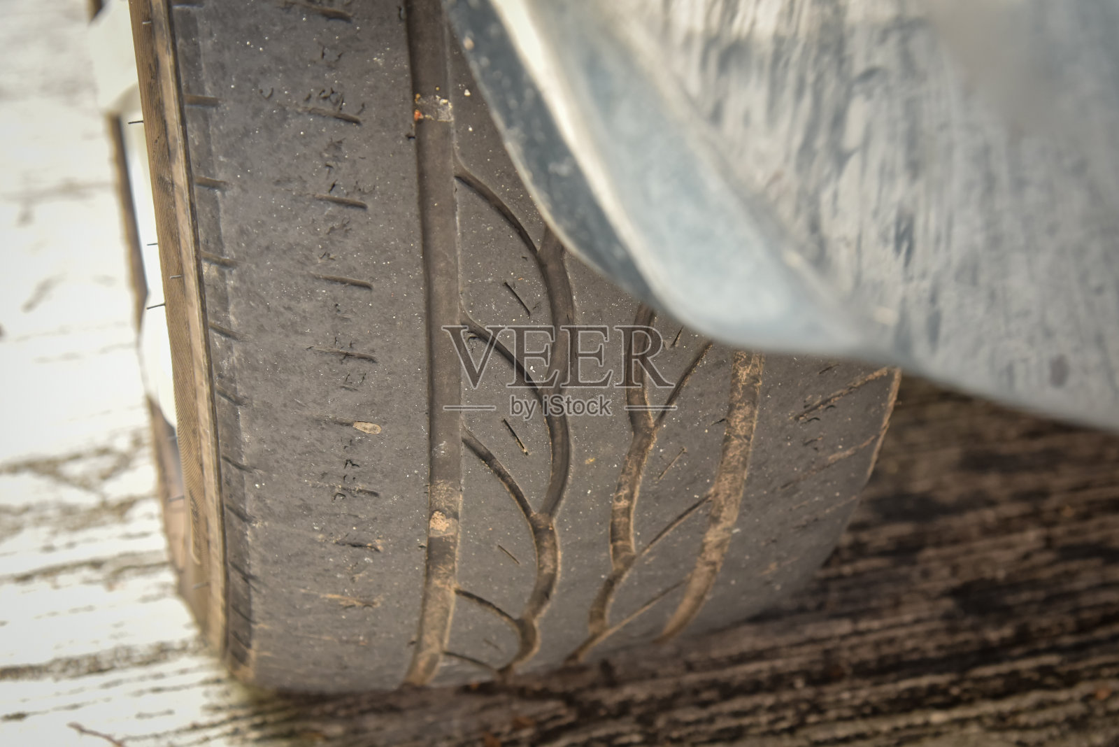 旧轮胎有磨损胎面和划痕，旧汽车轮胎胎面有破损，划痕，汽车车轮上有磨损胎面照片摄影图片