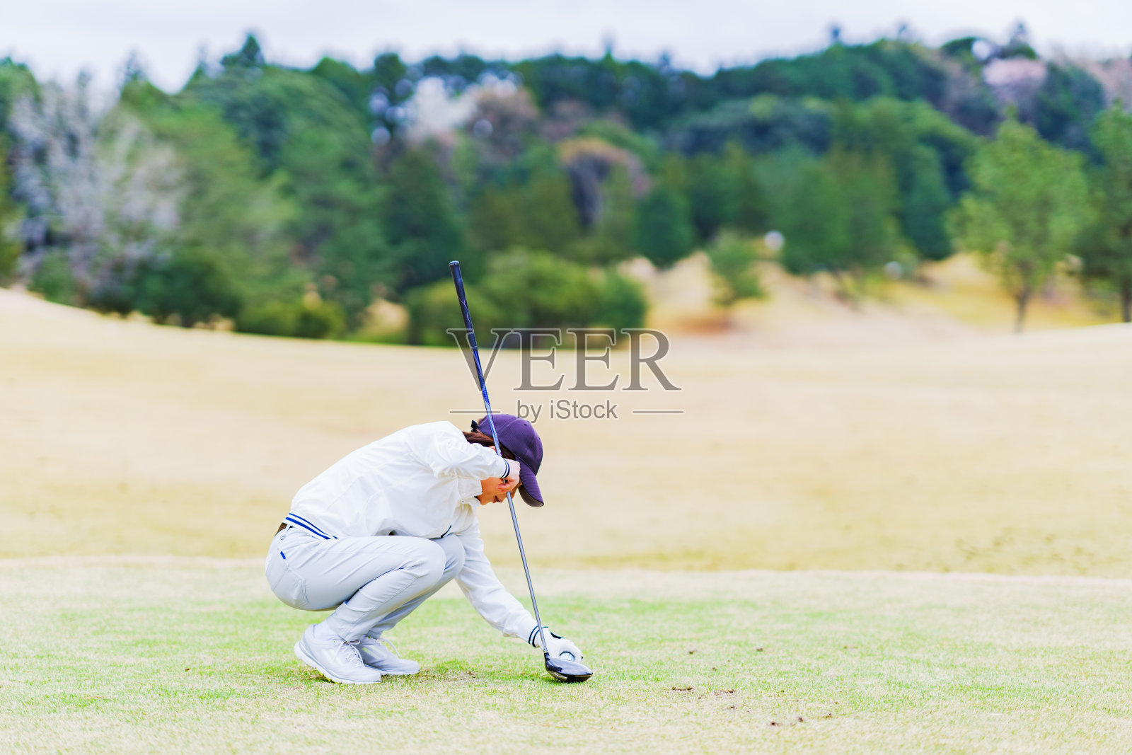 日本老年妇女打高尔夫球照片摄影图片