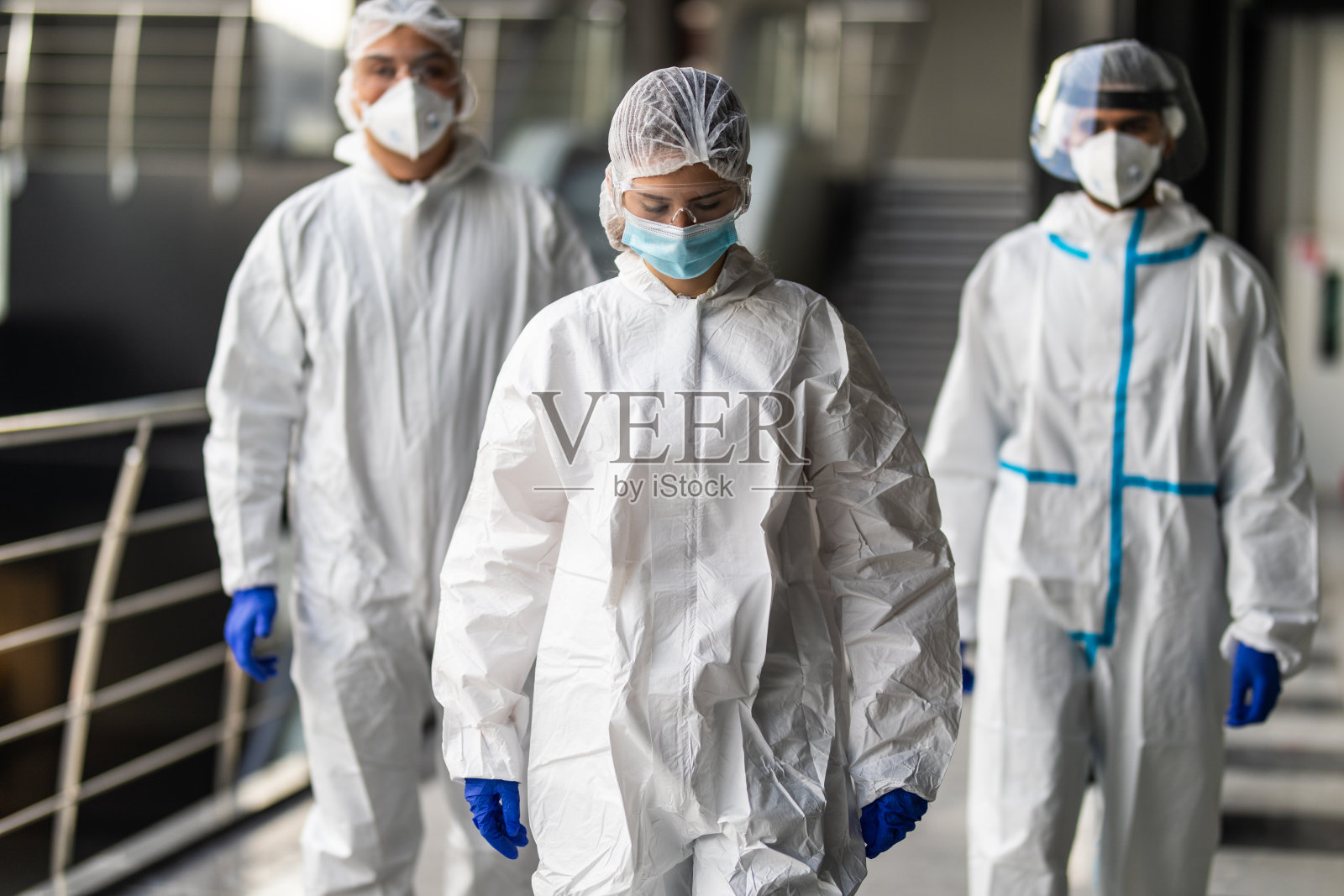 医疗队在医院的防护室里Covid19大流行病照片摄影图片