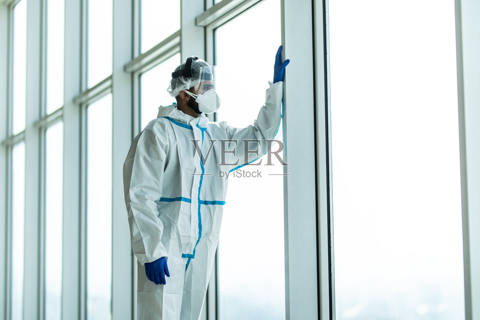 冠状病毒大流行给门诊医生和护士带来的压力和压力。Covid大流行病照片摄影图片