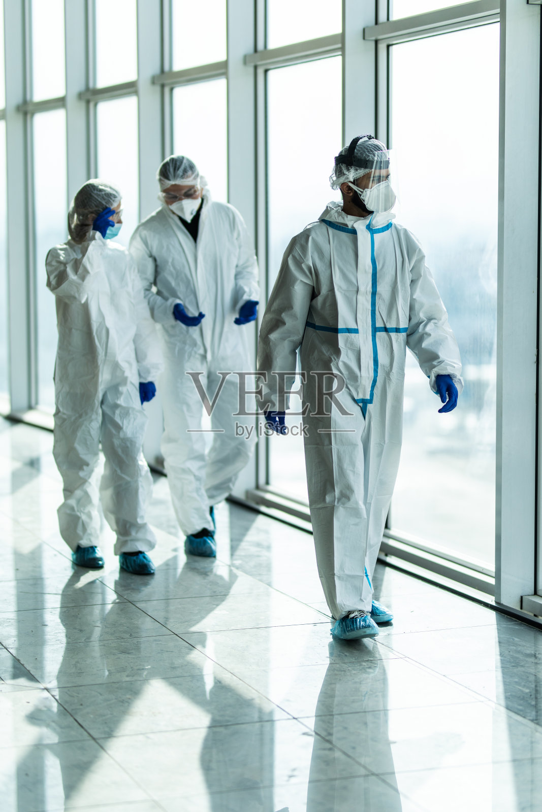 亚洲女医生在医院穿着防护服和口罩的肖像。冠状病毒、Covid-19、病毒暴发、医用口罩、医院、检疫或病毒暴发概念照片摄影图片