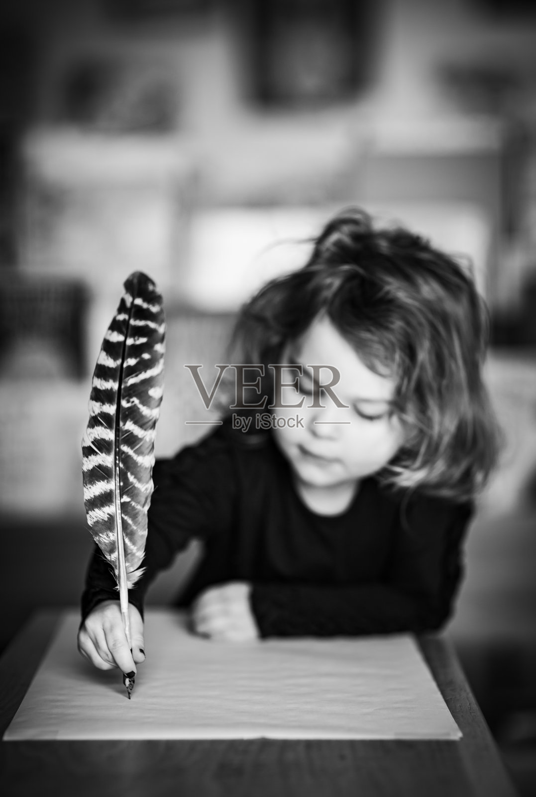 拿着羽毛笔的女孩照片摄影图片