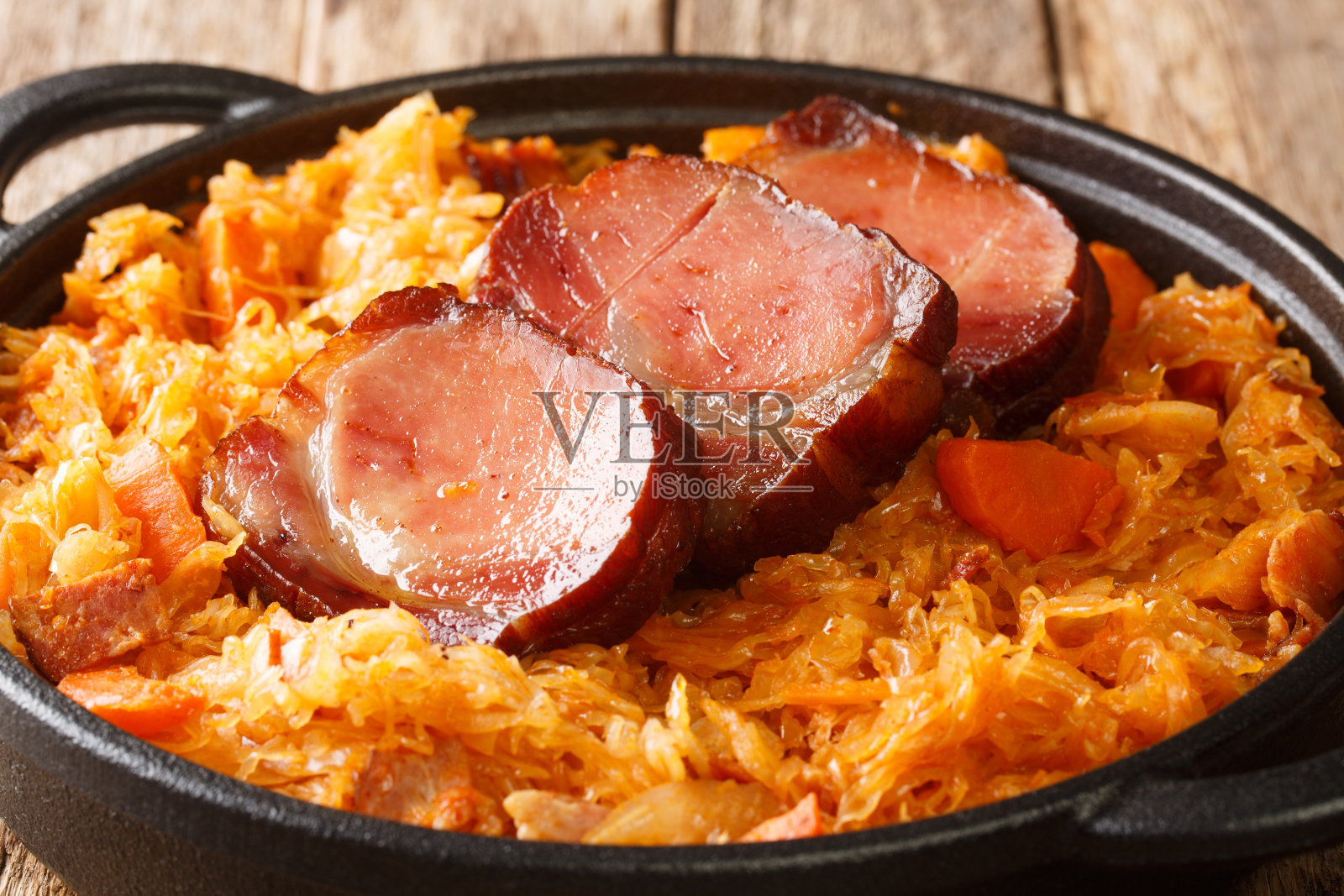 烤酸菜配胡萝卜，洋葱，熏猪肉和培根。水平照片摄影图片