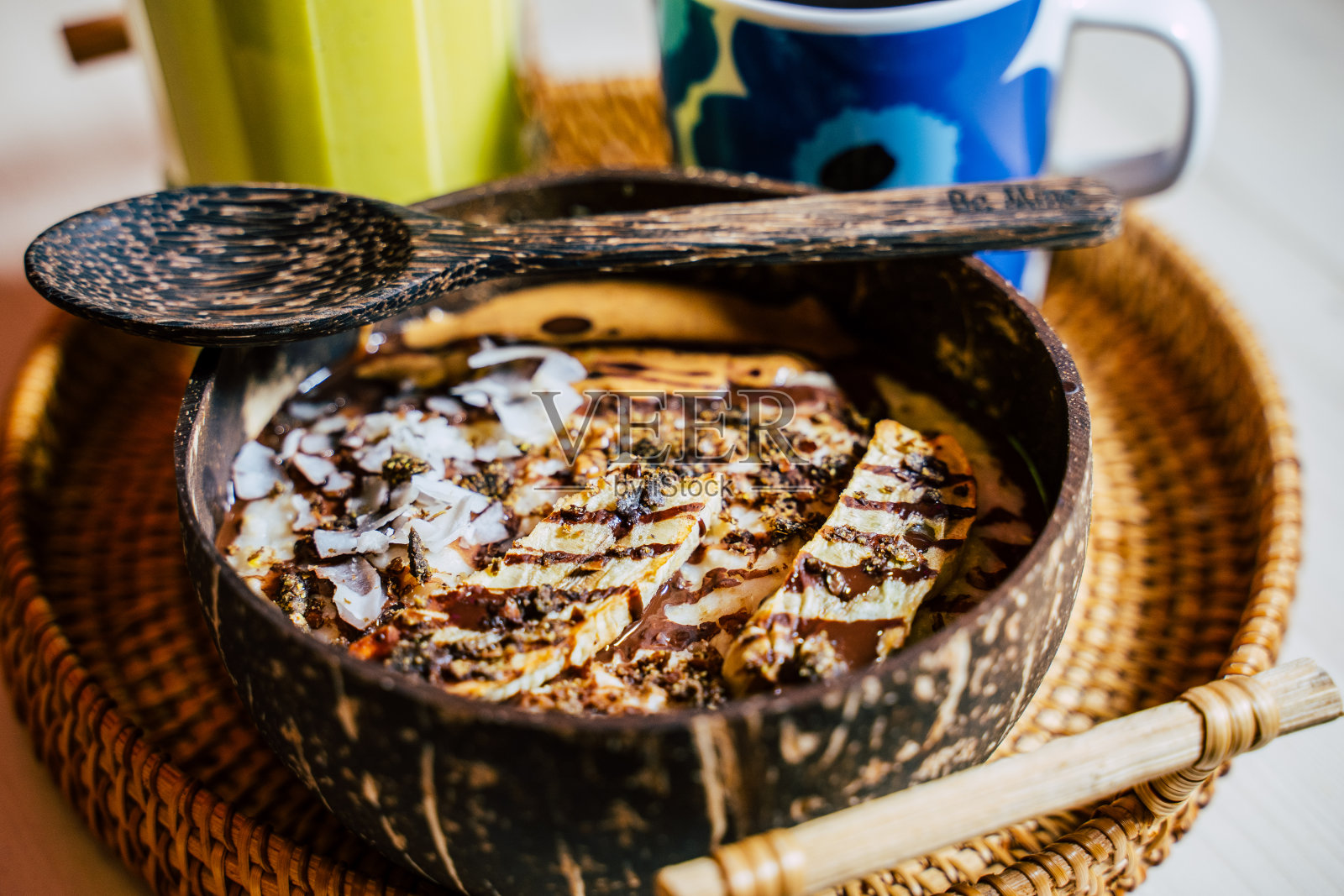 健康的冰沙碗，上面有水果，浆果，种子照片摄影图片