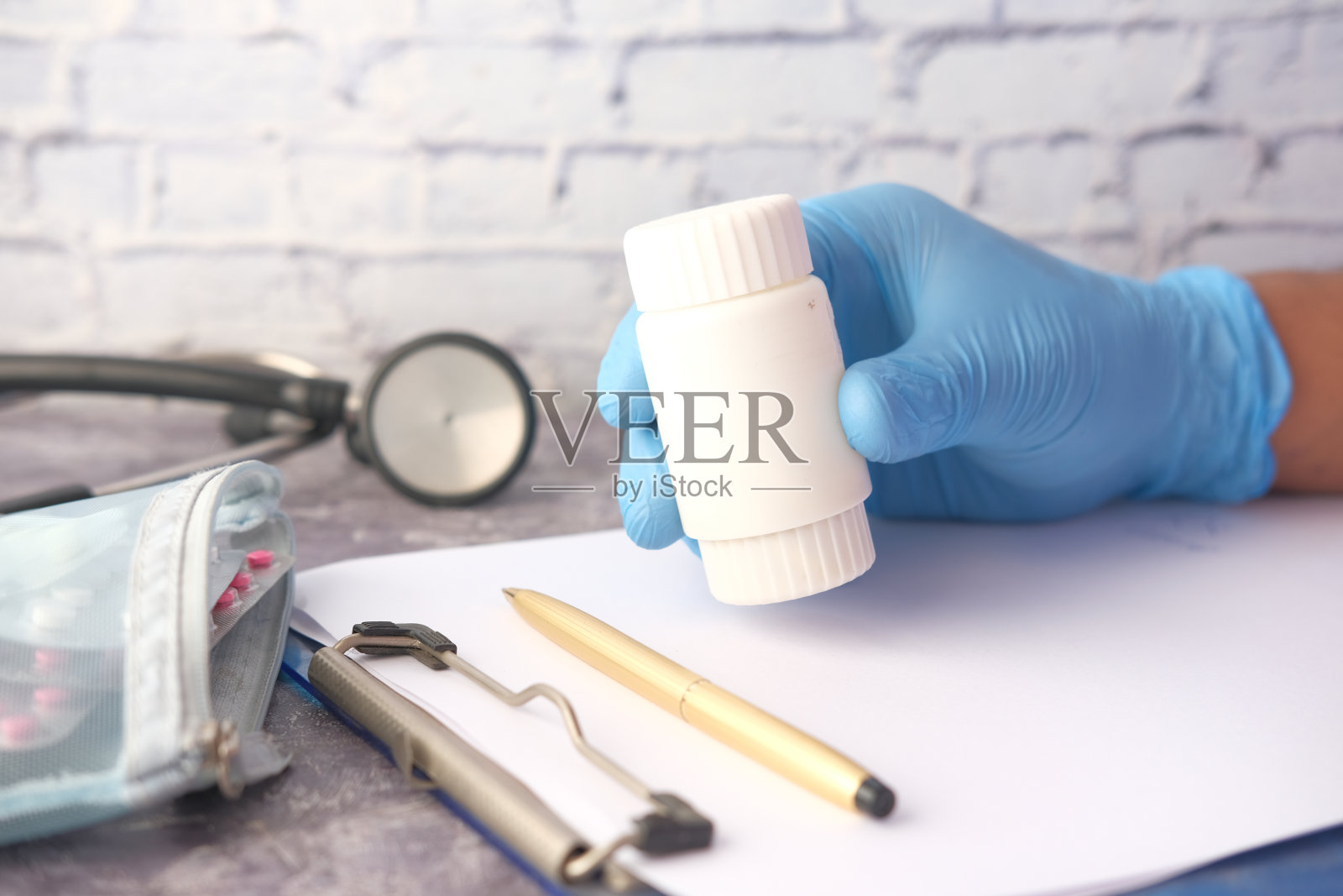 医生将装药容器的防护玻璃递进去照片摄影图片