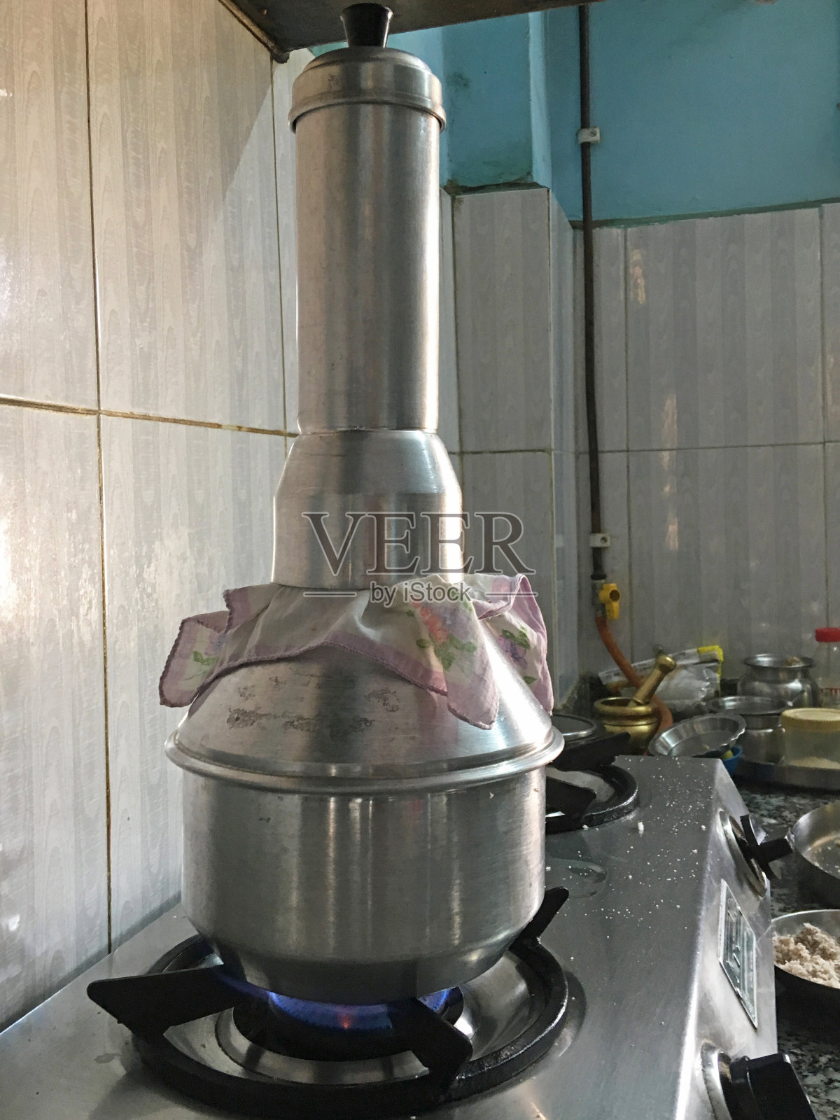 Lokgram厨房平台上的Puttu容器和配料照片摄影图片