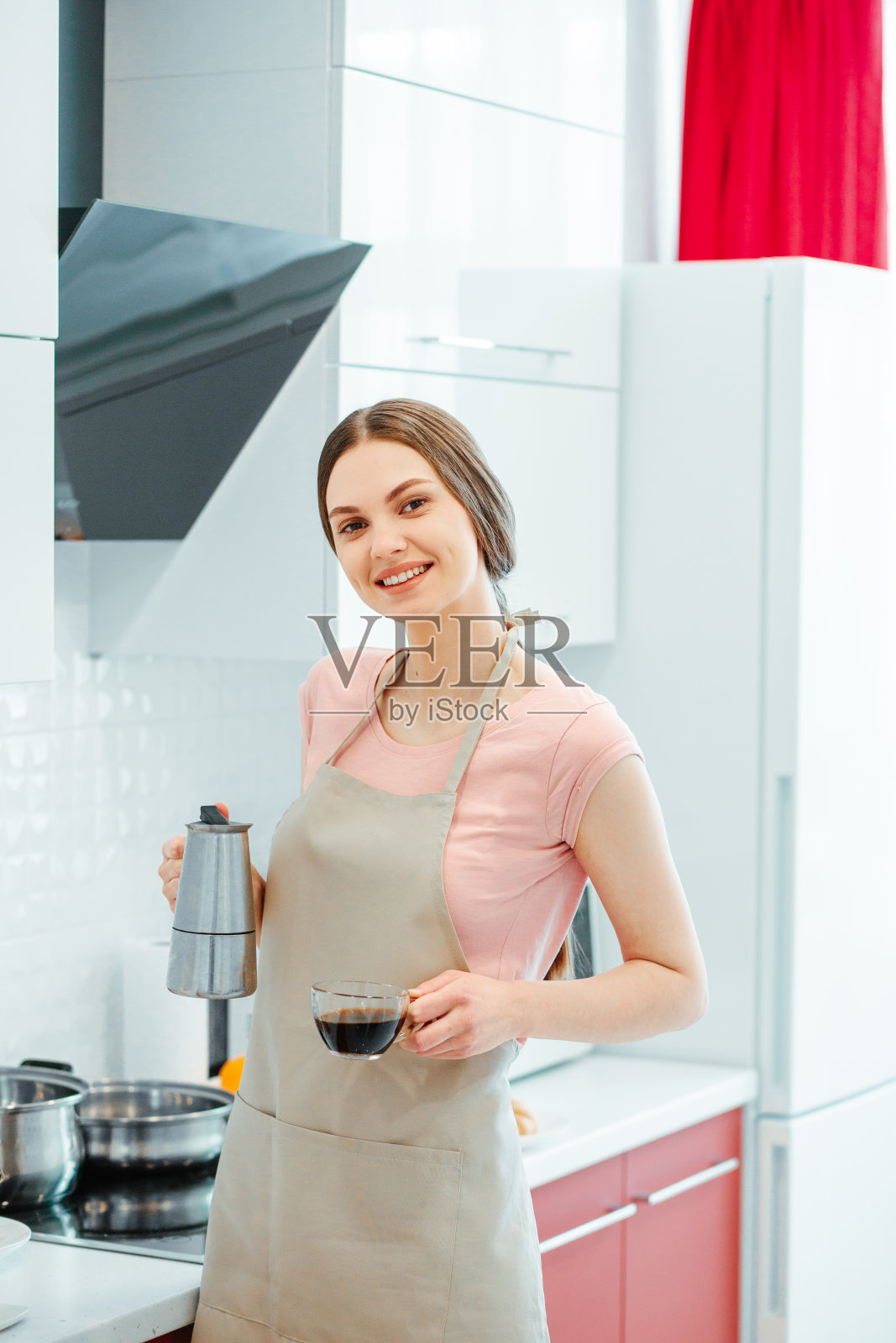 年轻漂亮的女士在家煮咖啡照片摄影图片