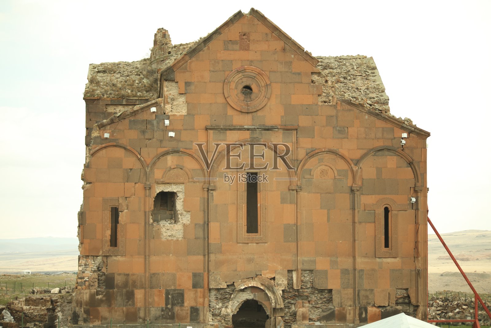 阿尼历史城市遗址(阿尼哈拉贝雷里):中世纪丝绸之路的重要贸易路线安纳托利亚的第一个入口。土耳其卡尔斯阿尼日落时的历史教堂和寺庙。照片摄影图片