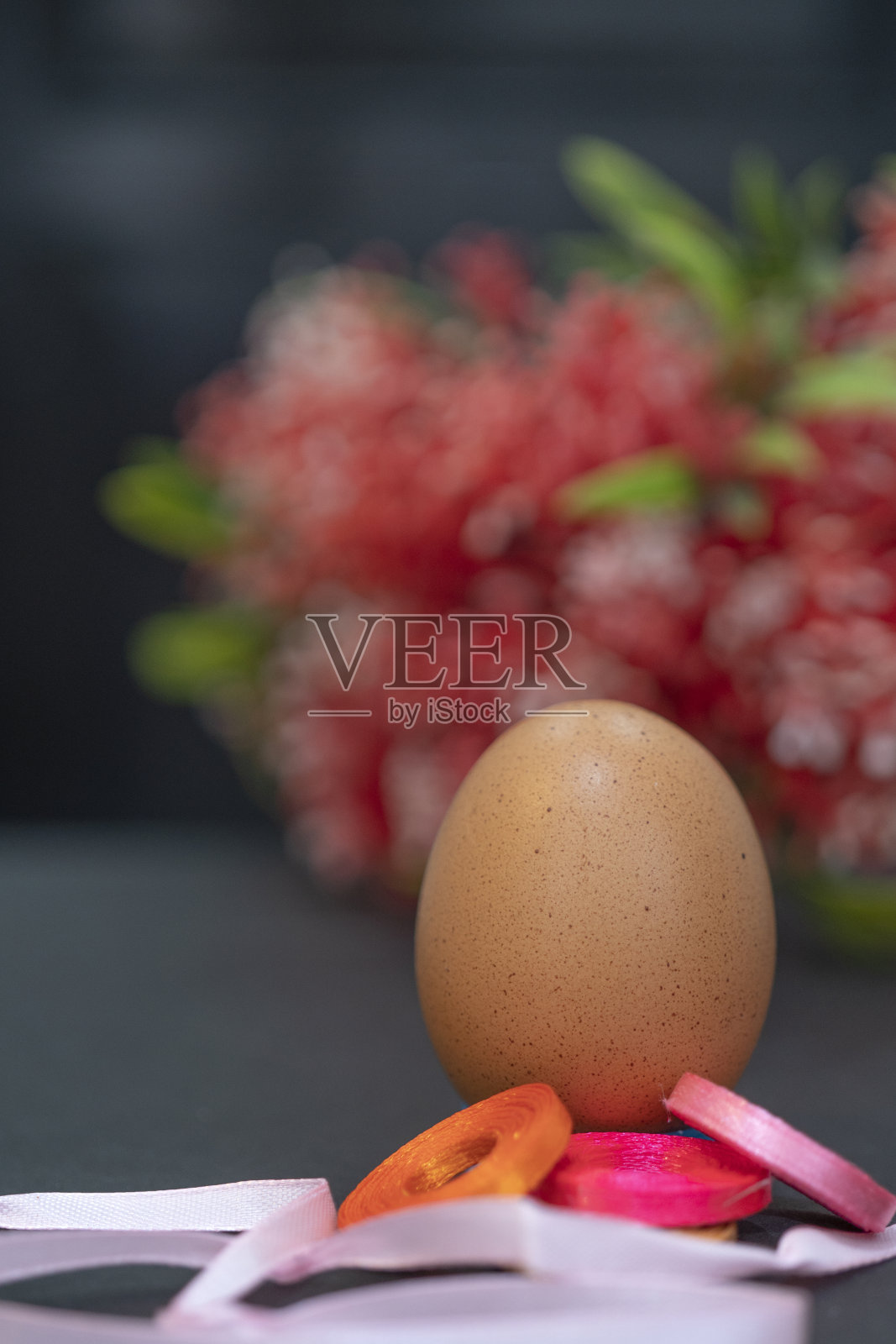 黑色的桌子上有一个棕色的鸡蛋照片摄影图片