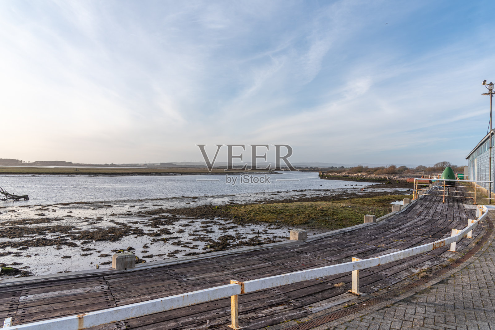 3月，苏格兰北艾尔郡的欧文港(Irvine Harbour)。这是一个晴朗而寒冷的日子，透过古老的港口公寓，眺望远处的阿迪尔(Ardeer)照片摄影图片