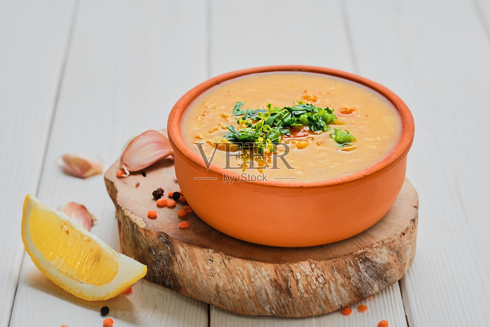 传统的土耳其或阿拉伯扁豆蔬菜辣汤.健康的中东素食食品照片摄影图片