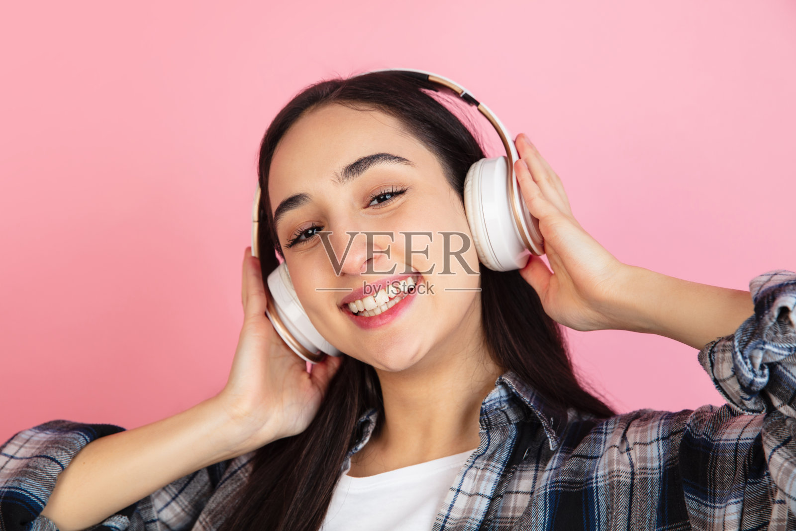 白人妇女的肖像孤立在珊瑚粉红色的工作室背景与拷贝空间照片摄影图片