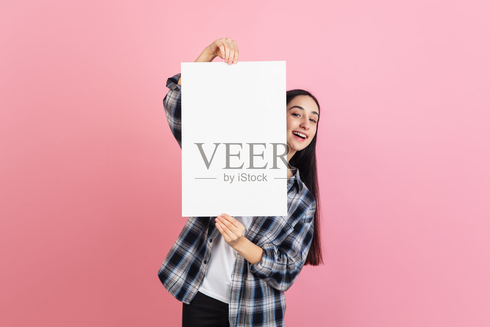 白人妇女的肖像孤立在珊瑚粉红色的工作室背景与拷贝空间照片摄影图片