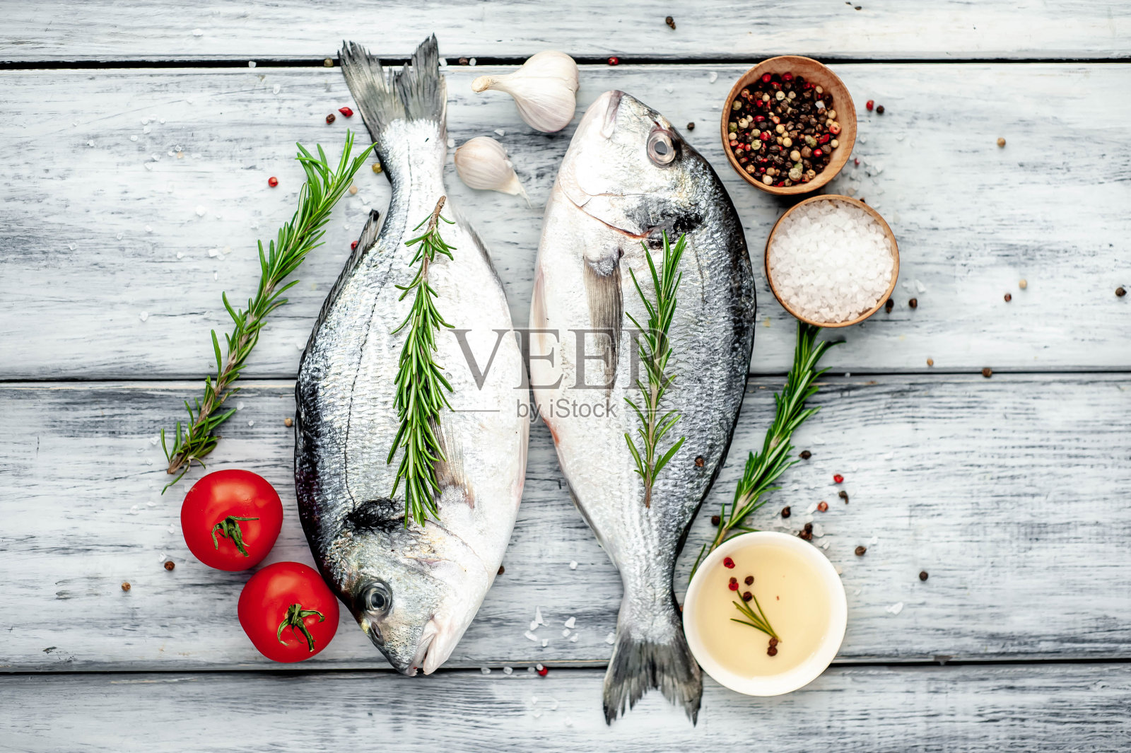 新鲜的剑鱼与香料和配料烹饪在一个木制桌子的背景照片摄影图片