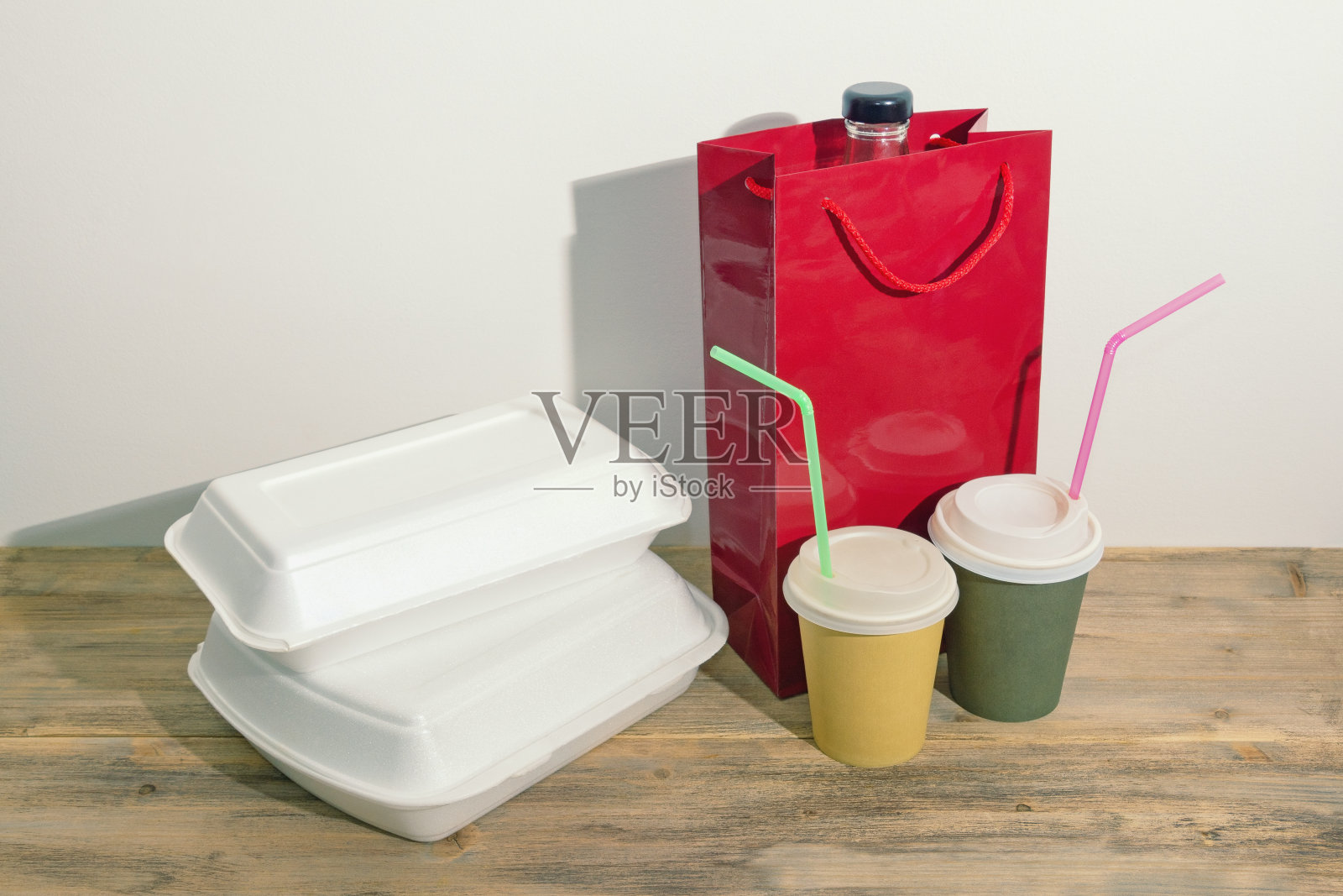 食品交付。简陋的桌子上放着外卖容器。本空间照片摄影图片