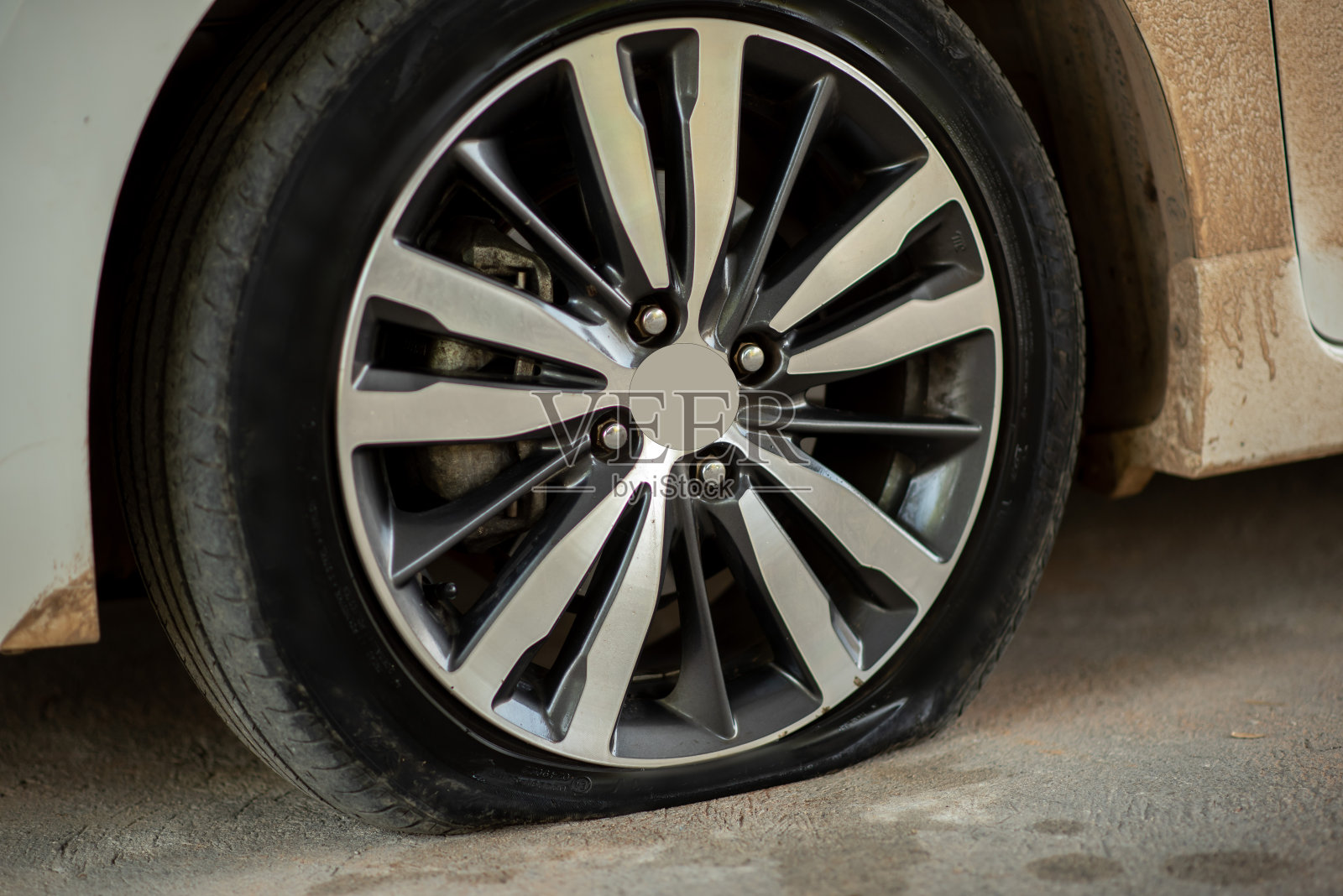 汽车的轮胎漏了。照片摄影图片