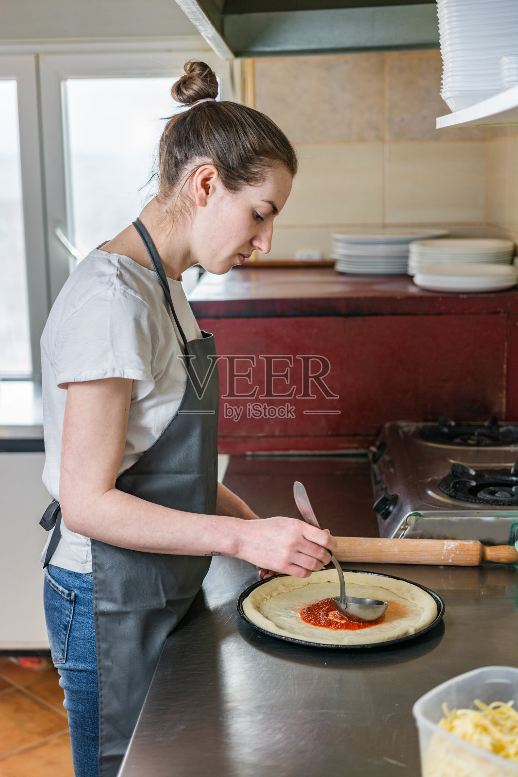 厨师在厨房准备披萨照片摄影图片