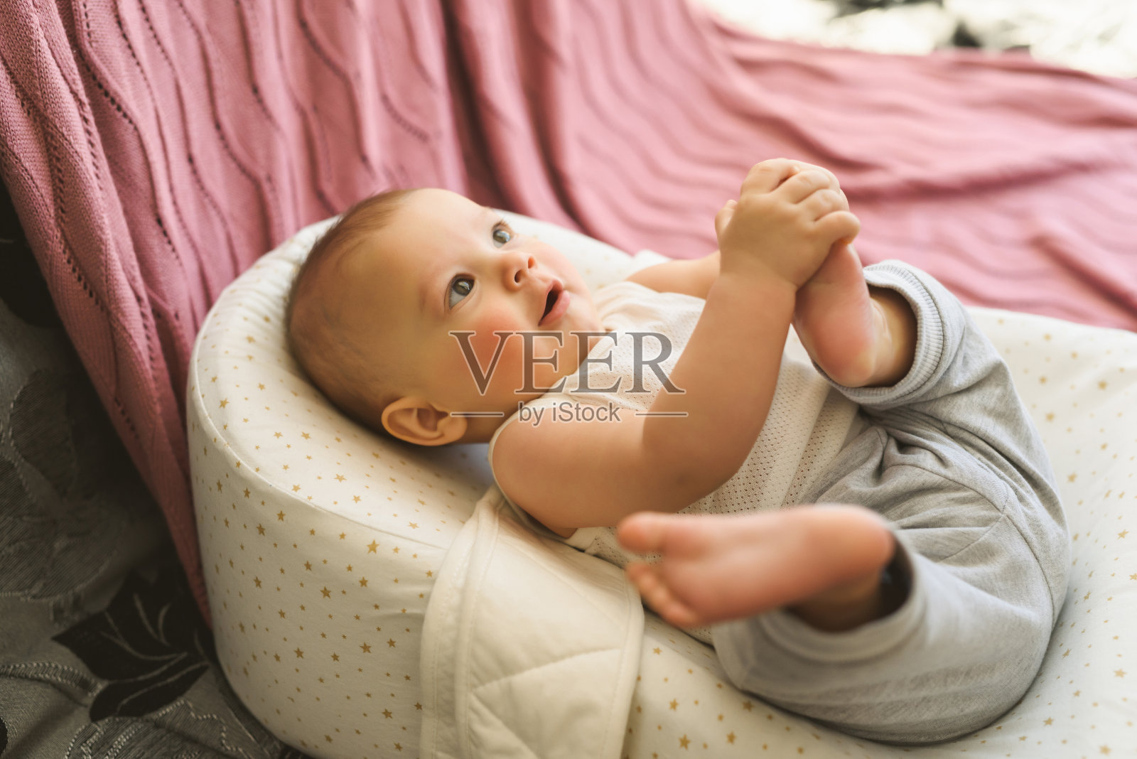 一个小婴儿在微笑和玩耍。一个特写肖像。母亲的幸福。童年照片摄影图片