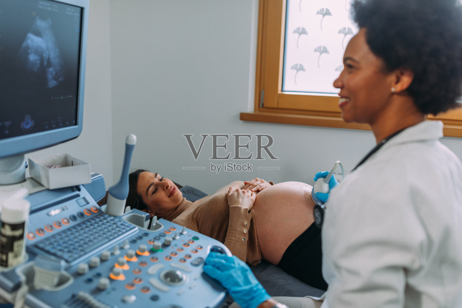 孕妇在医院做超声波检查照片摄影图片