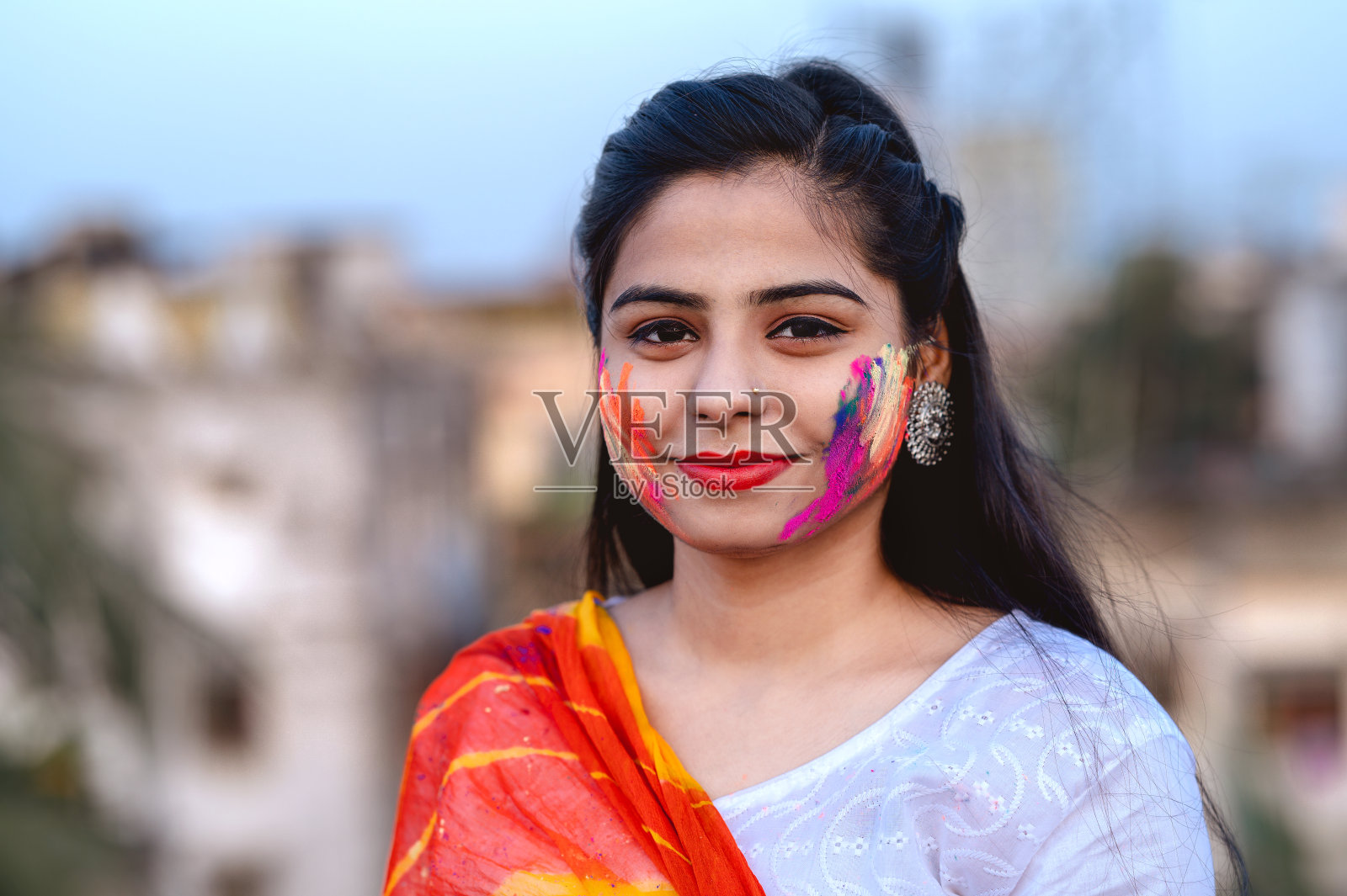 快乐的印度妇女的肖像庆祝胡里节粉颜色或红色。照片摄影图片