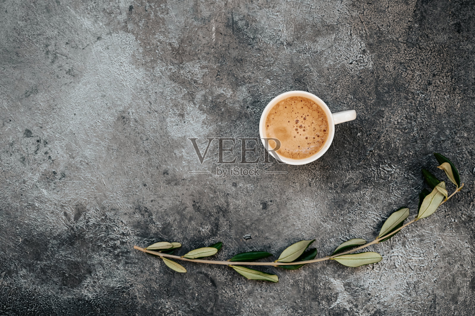 在银灰色的乡村背景下，一杯浓咖啡和一份橄榄早午餐。照片摄影图片