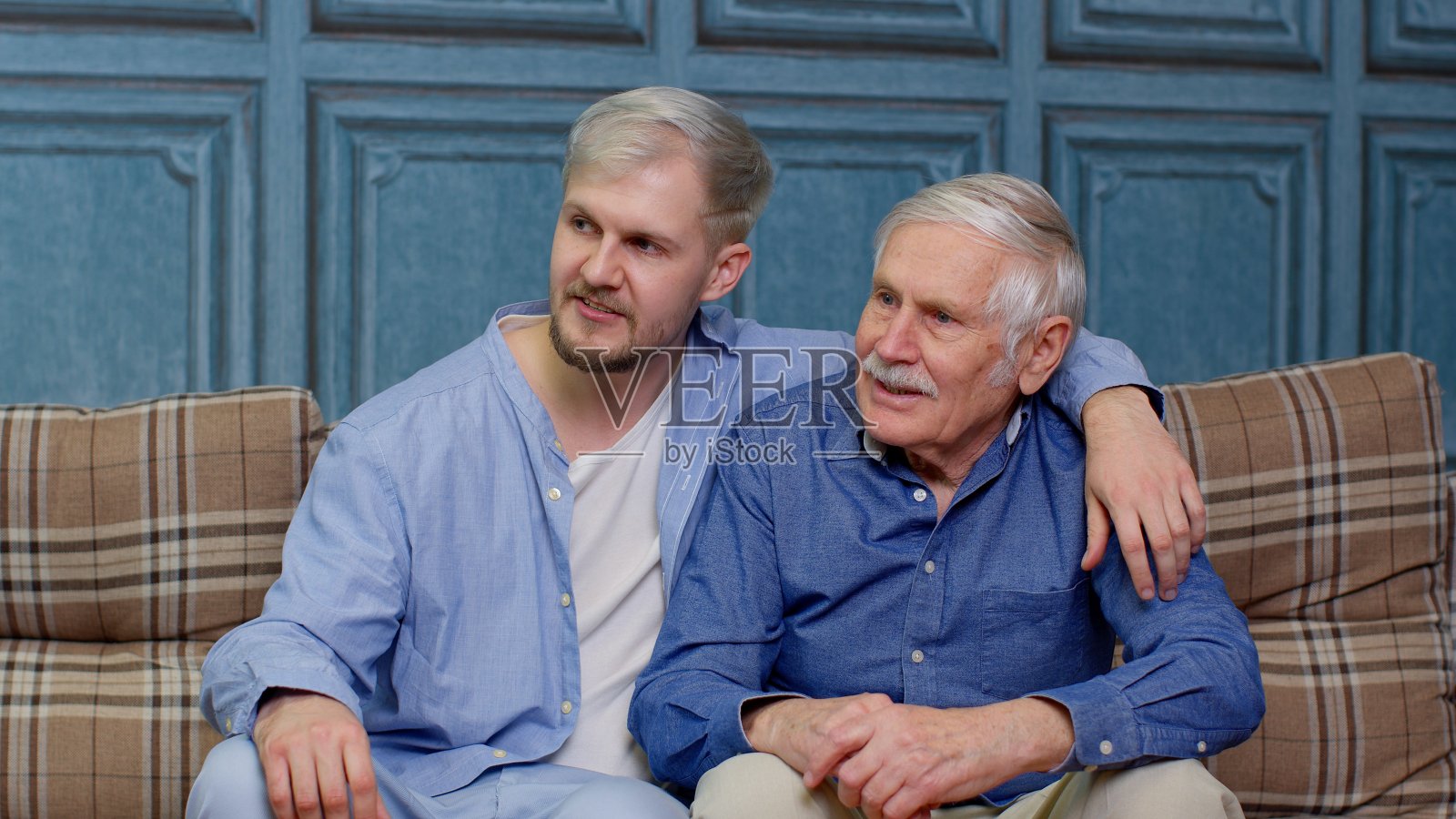 成熟的父亲和成年的儿子，男人或孙子在家里谈心的家庭照片摄影图片