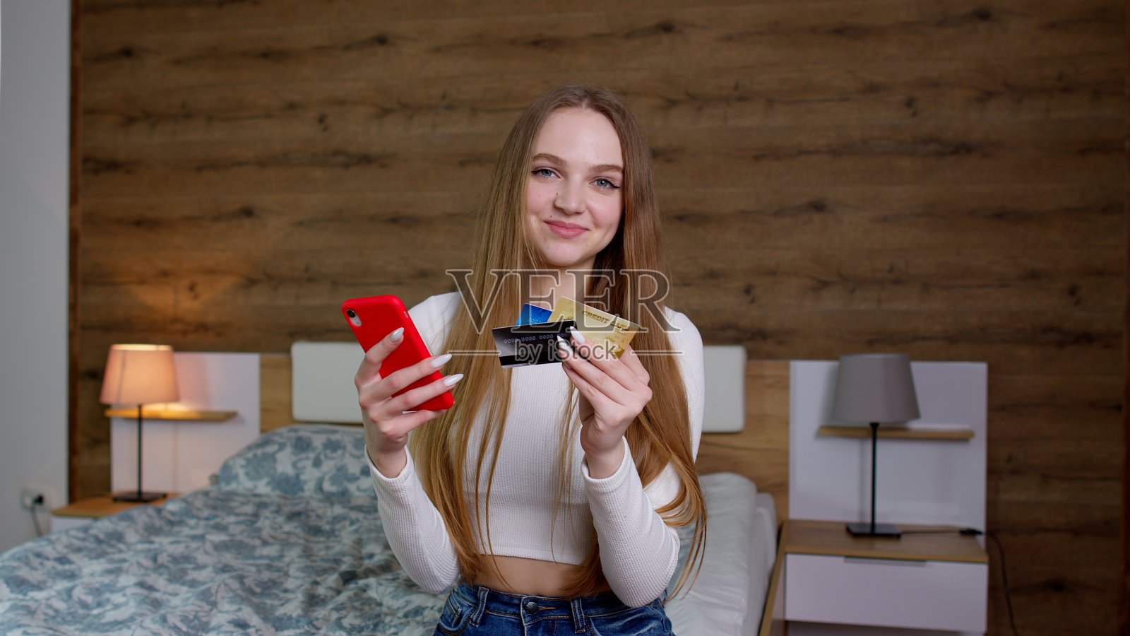 女孩在打折期间在网上购物，用借记卡订购食物照片摄影图片