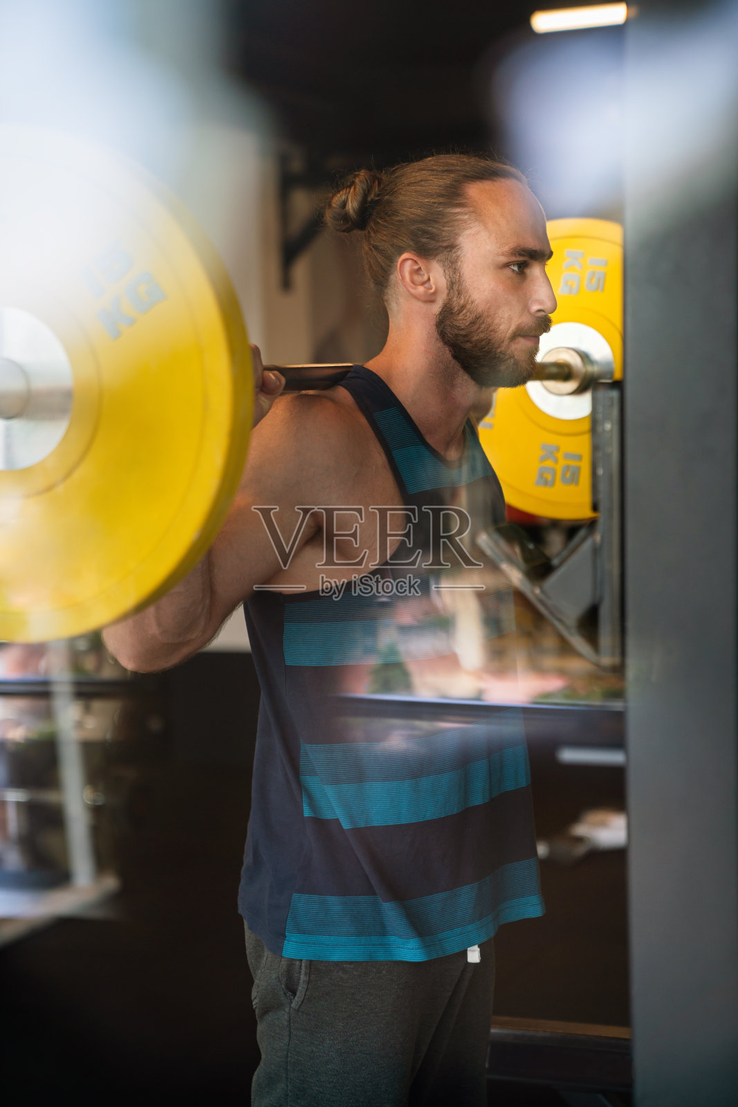 帅气的健美男在健身房锻炼身体照片摄影图片