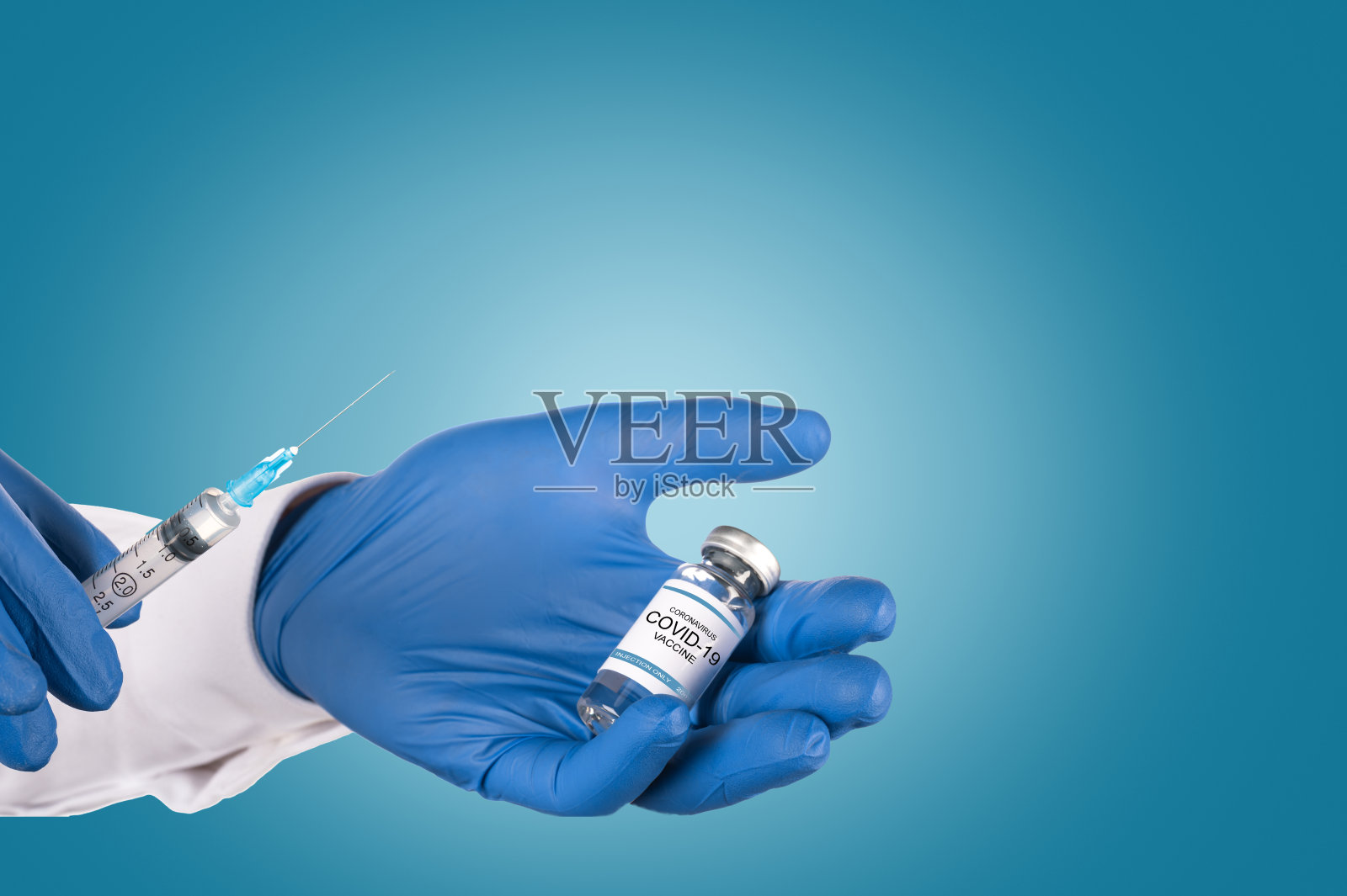 ． 医生用注射器从一个玻璃小瓶中取出冠状病毒疫苗。孤立。本空间照片摄影图片