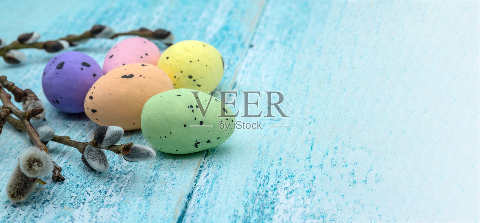 柳树枝。复活节彩蛋。复活节快乐。蓝色背景。照片摄影图片