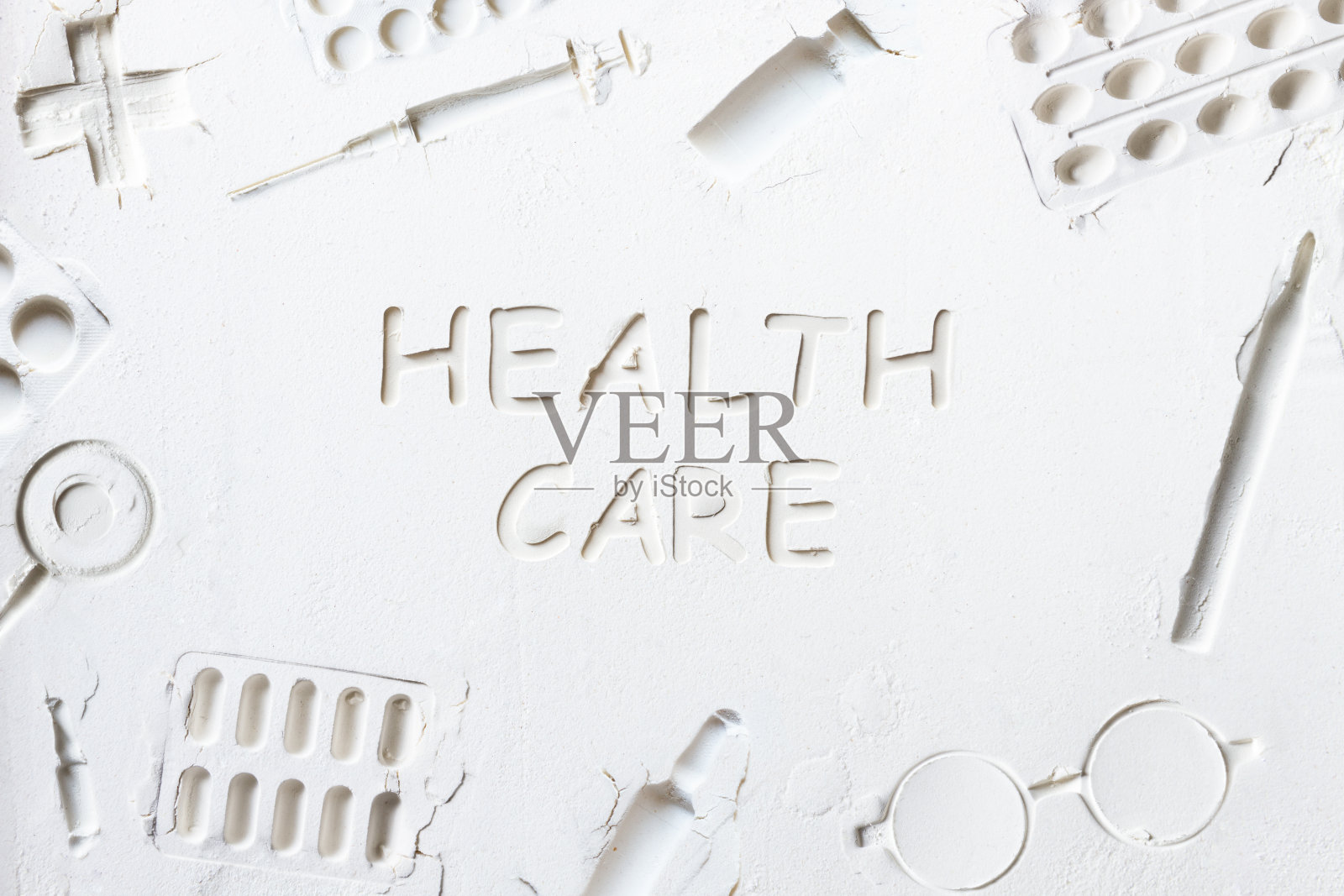 桌上有白色粉末的医生器械照片摄影图片