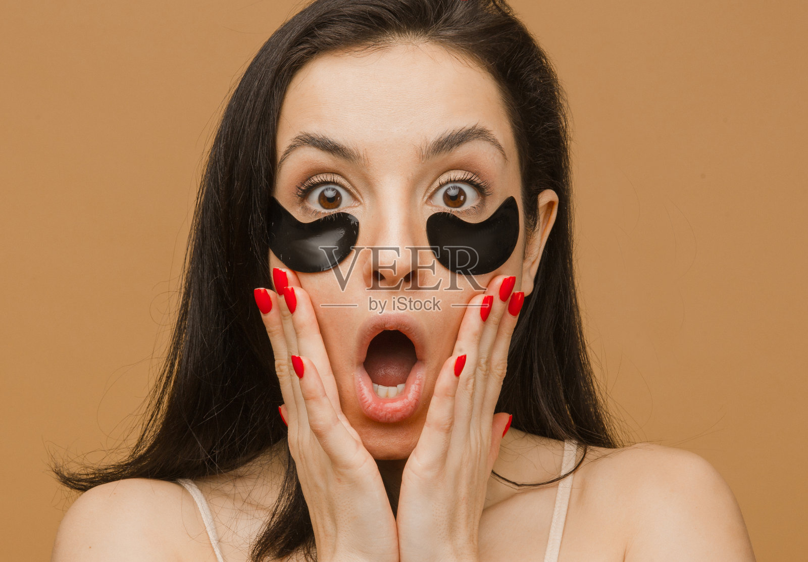 美丽的感觉。迷人的年轻女子在内衣惊讶与眼罩，而站在米色背景。运动、健身、饮食、营养保健理念照片摄影图片