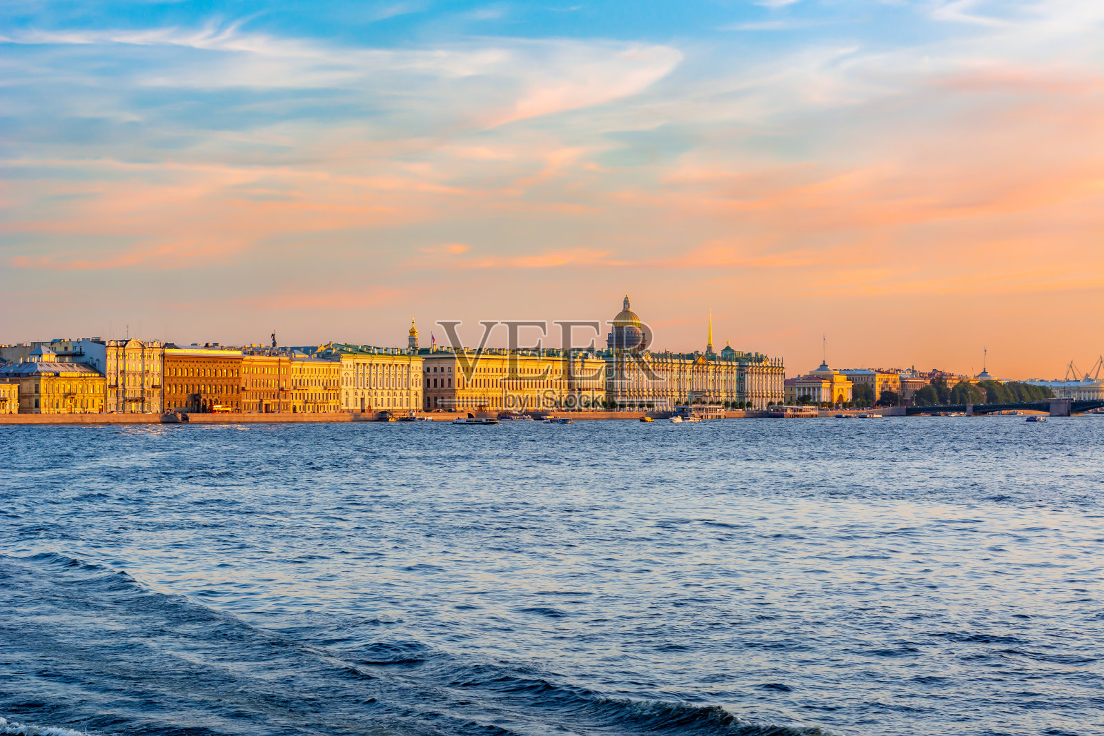 宫殿(Dvortsovaya)堤岸与圣艾萨克大教堂圆顶在日落，圣彼得堡，俄罗斯照片摄影图片