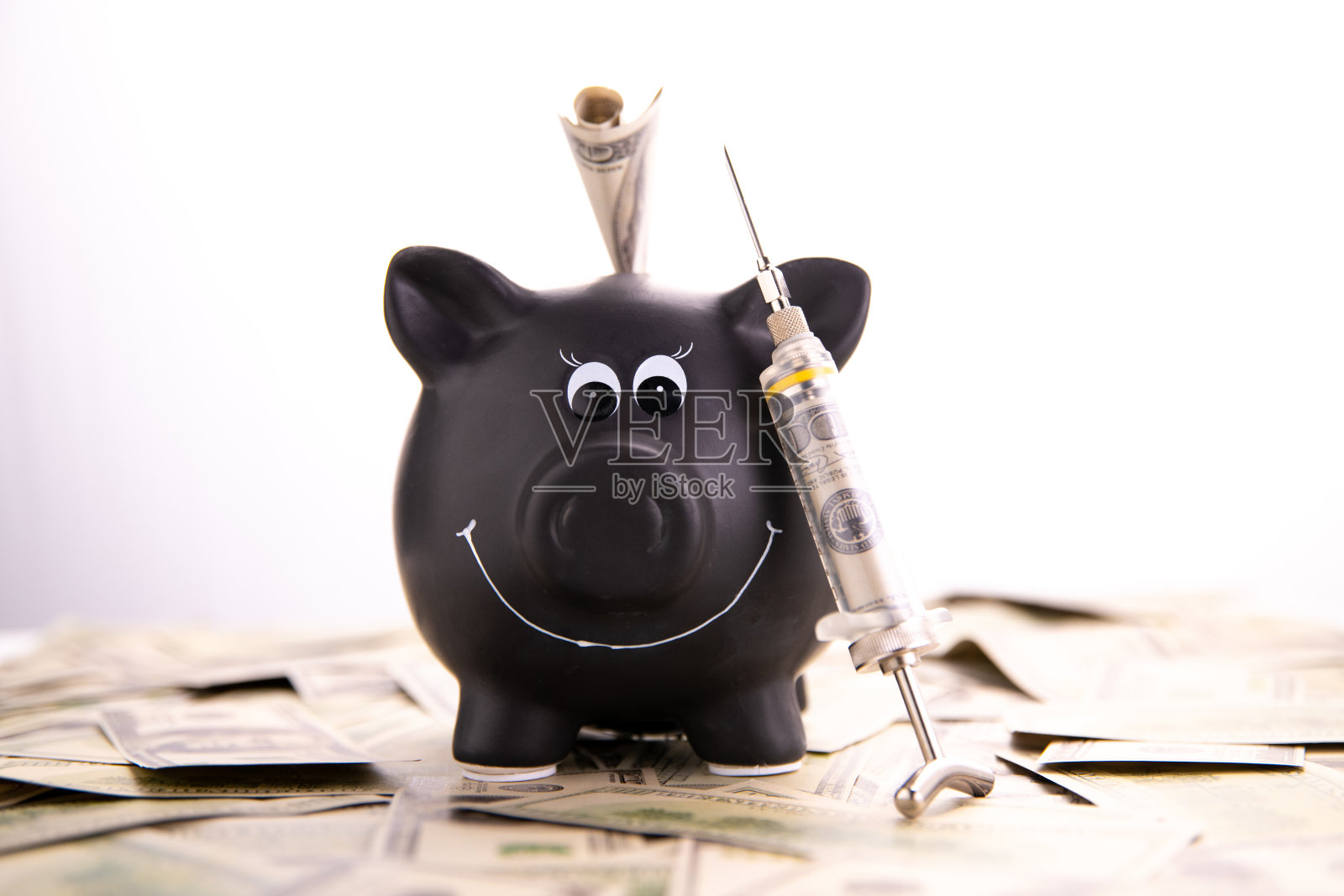 金融注入的概念。小猪储蓄罐里装满了钞票，站在钞票上。照片摄影图片